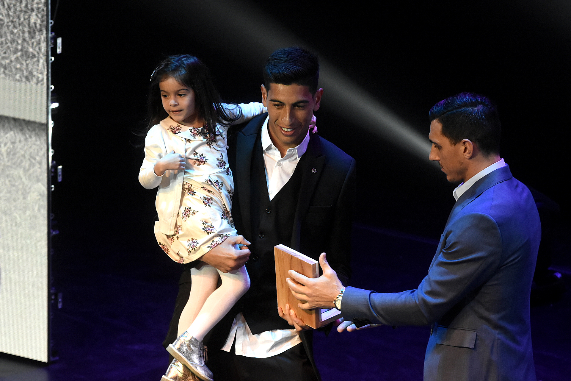 Esteban Andrada con el premio al mejor arquero de la Superliga