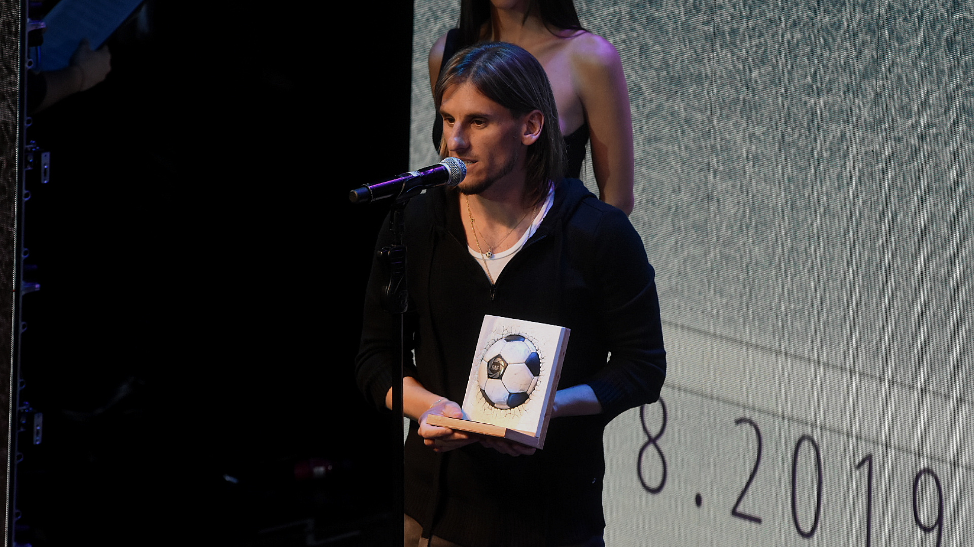 El entrenador Sebastián Beccace muestra el premio Fair Play que se llevó Defensa y Justicia, su ex club