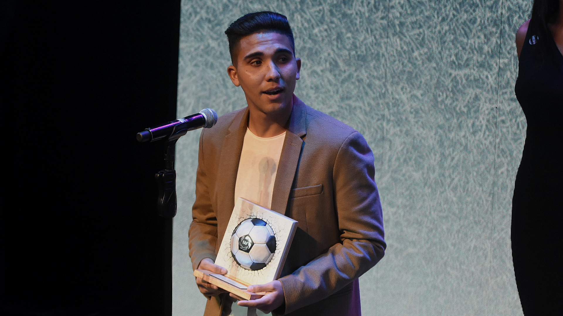 “Bebelo” Reynoso, delantero de Boca, ganó el premio al mejor gol de la temporada 2018-19