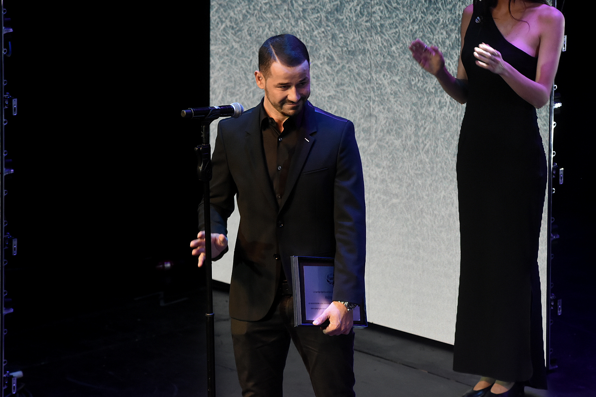 Rodrigo Mora con su premio a la trayectoria