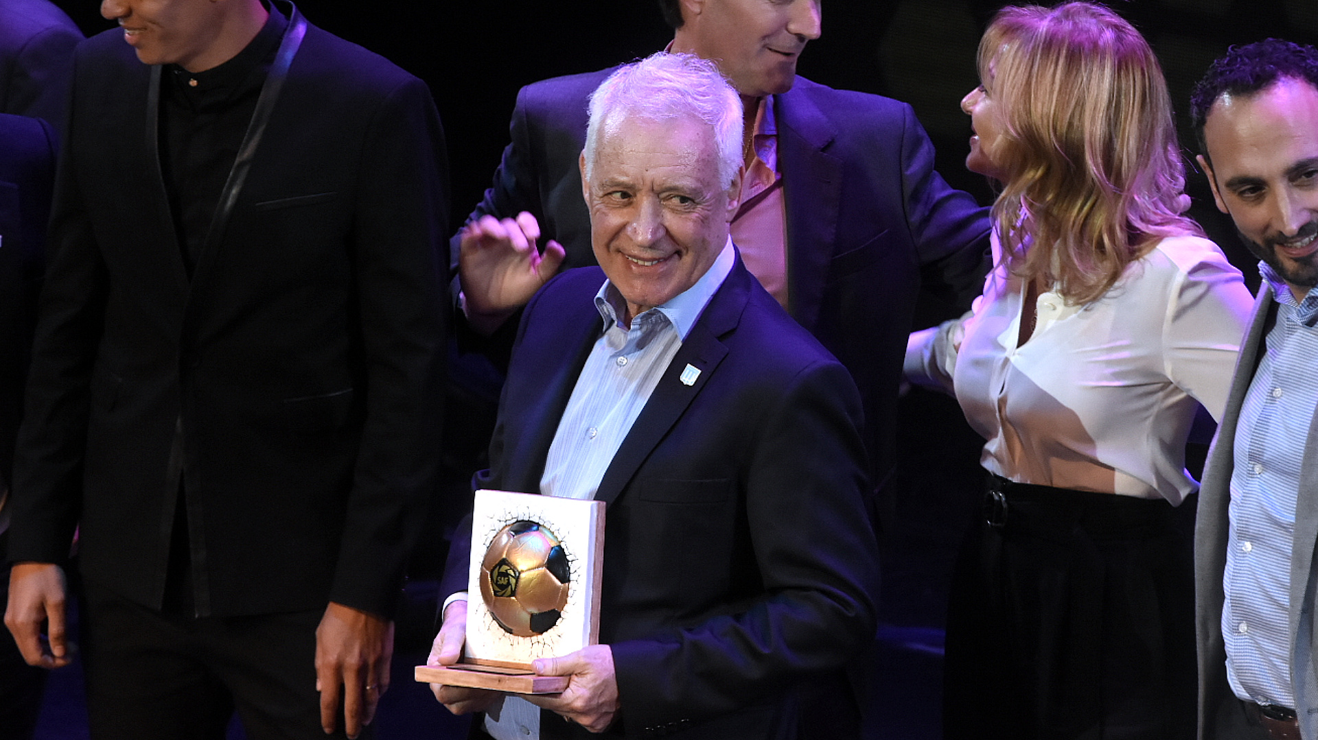 Víctor Blanco con el “SAF de Oro” que se llevó Racing