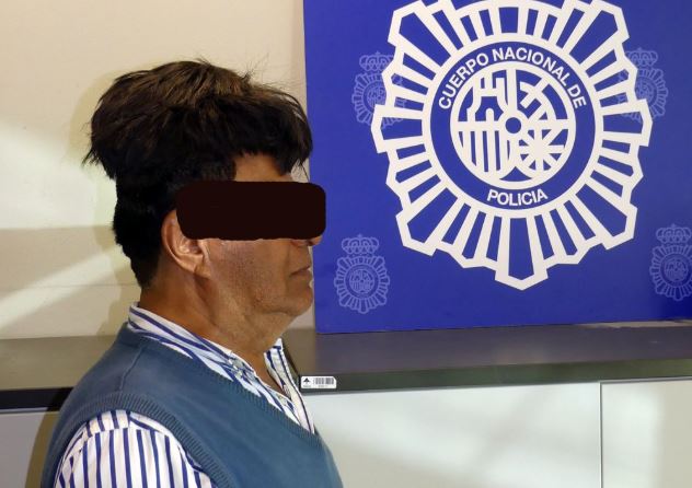 Los agentes aduaneros del Aeropuerto Josep Tarradellas de Barcelona-El Prat detectaron el ingreso de un adulto mayor con comportamientos sospechosos y un aspecto poco usual. (Foto: Policía Nacional)