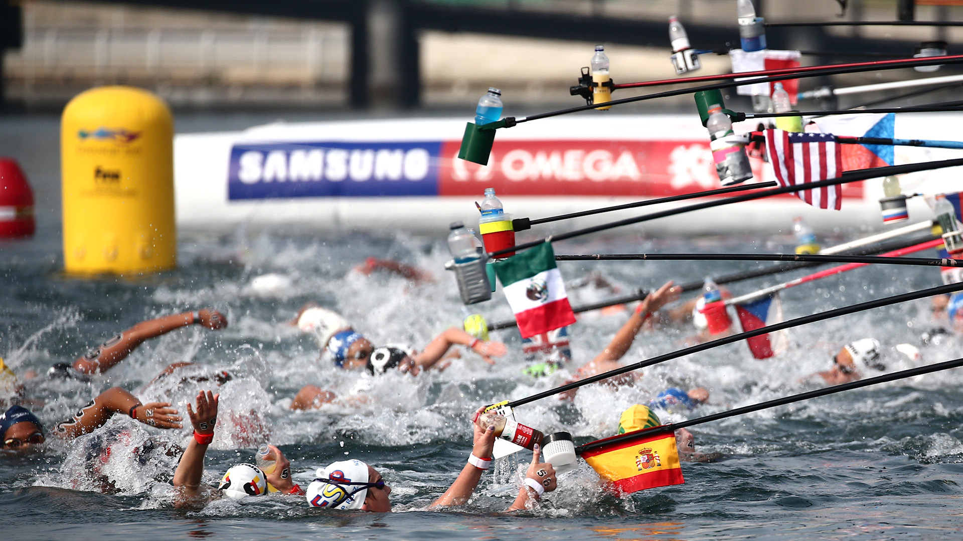Las mujeres en plena competición de los 10 kilómetros de aguas abiertas