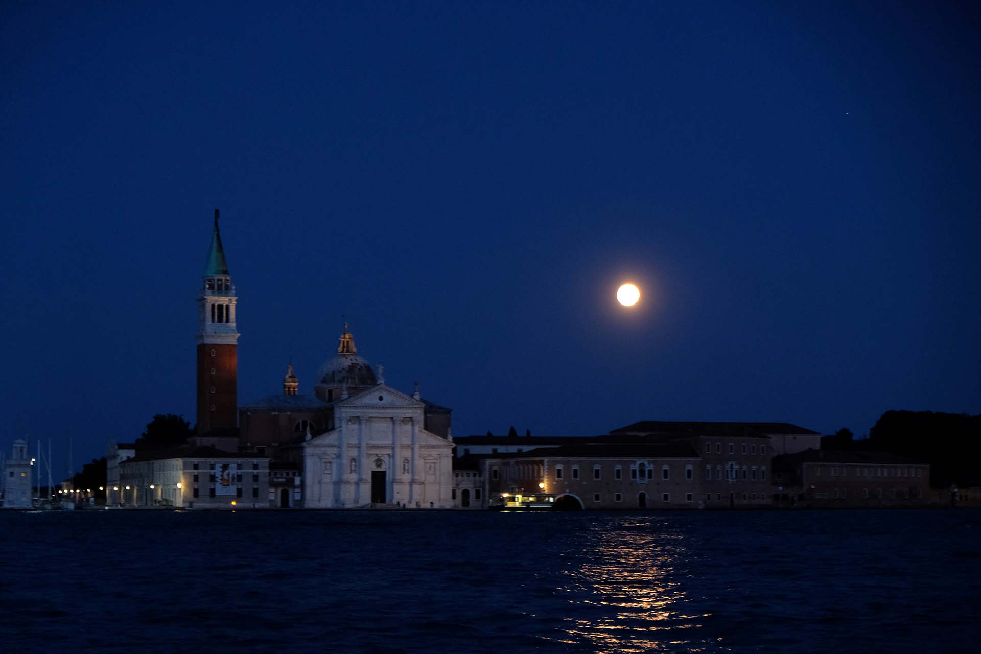 Así se vio en Venecia, Italia (REUTERS/Manuel Silvestri)
