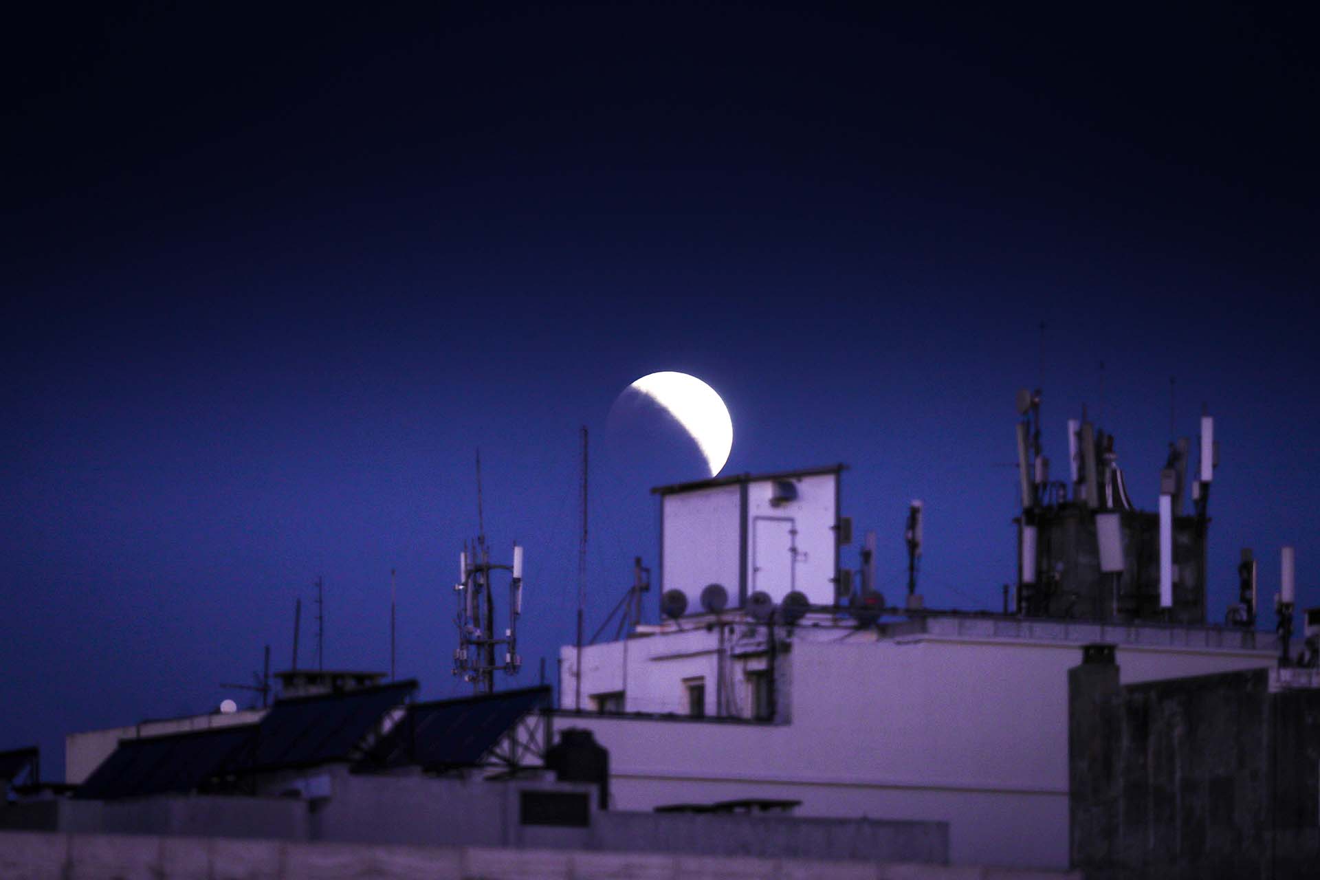 Vista general del eclipse parcial lunar en Montevideo, Uruguay (EFE/Raúl Martínez)