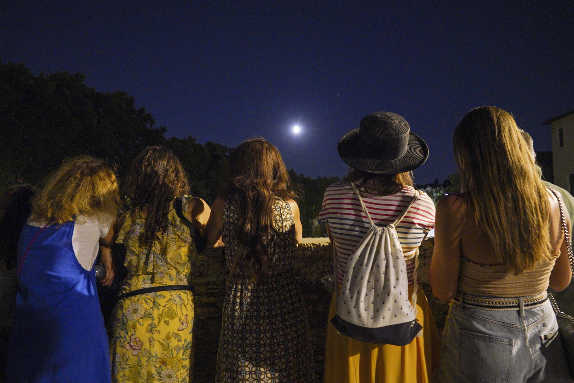 Turistas en Roma observaron el eclipse lunar (AP Photo/Andrew Medichini)