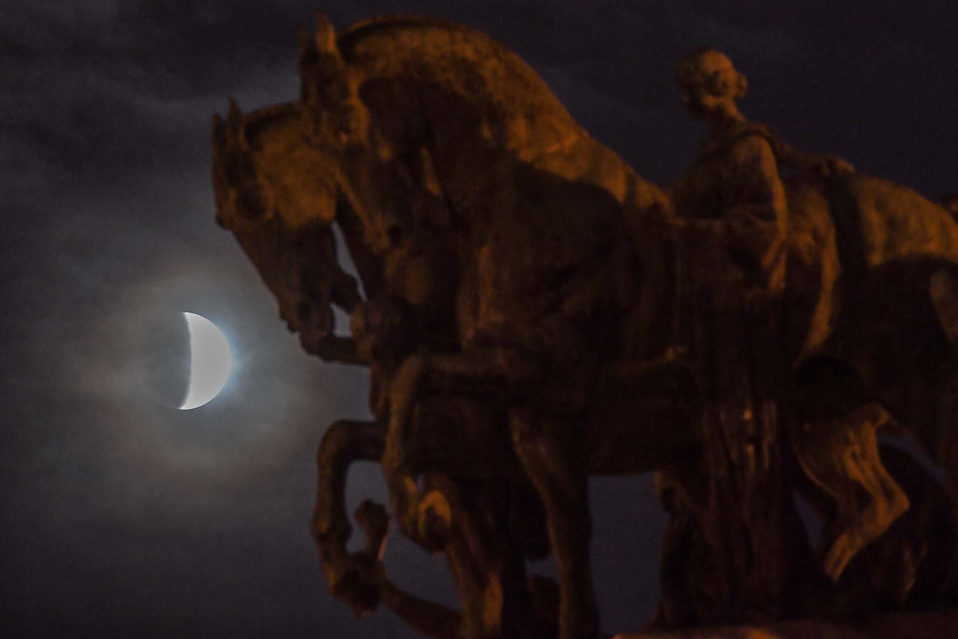 Frente al monumento de la Independencia en Sao Paulo, Brasil (Photo by NELSON ALMEIDA / AFP)