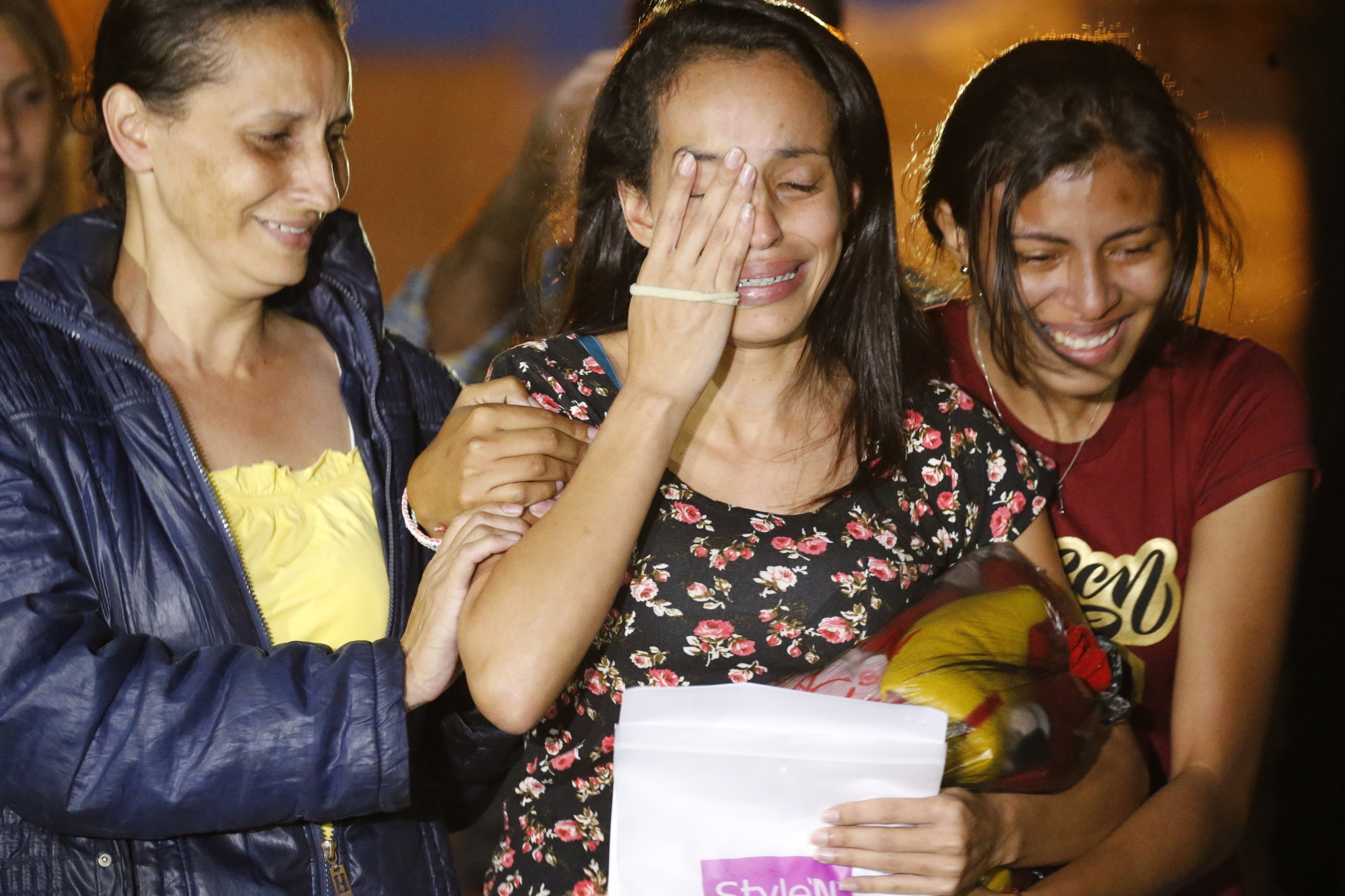 Karen Palacios, al centro, es acompañada de sus familiares después de salir de la prisión de Los Teques a las afueras de Caracas, el martes 16 de julio de 2019. (AP Foto/Ariana Cubillos)