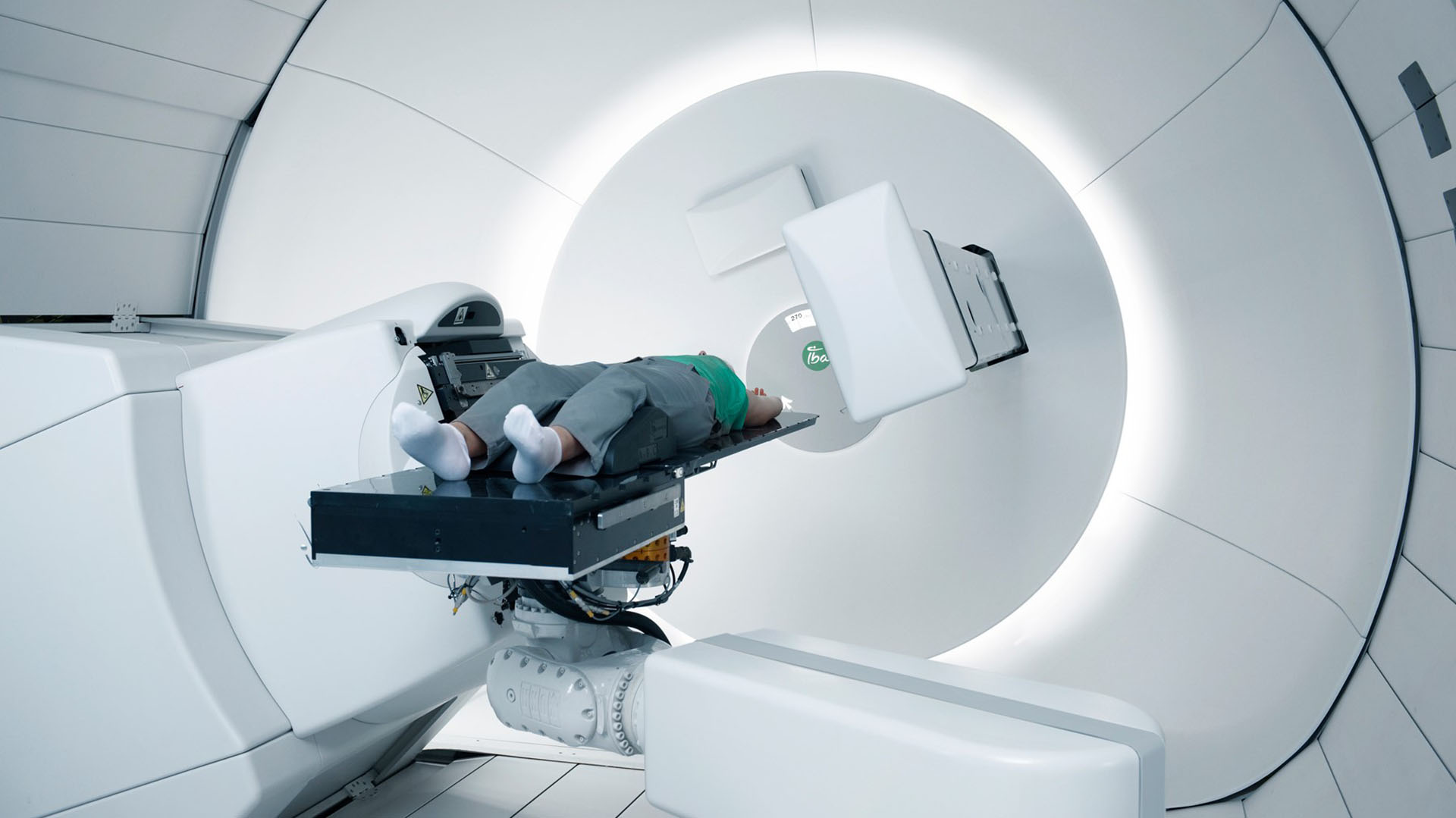 La protonterapia se considera la forma más avanzada de radioterapia que utiliza haces de protones para irradiar tumores (Foto gentileza @ibatoday)