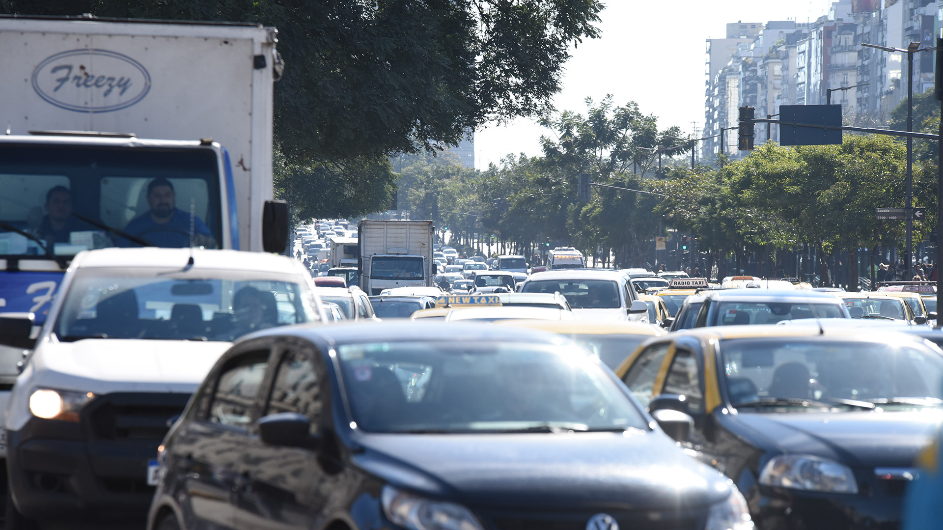 Los manifestantes provocan importantes demoras en el tránsito y crece el descontento de los miles de automovilistas que circulan por el centro porteño