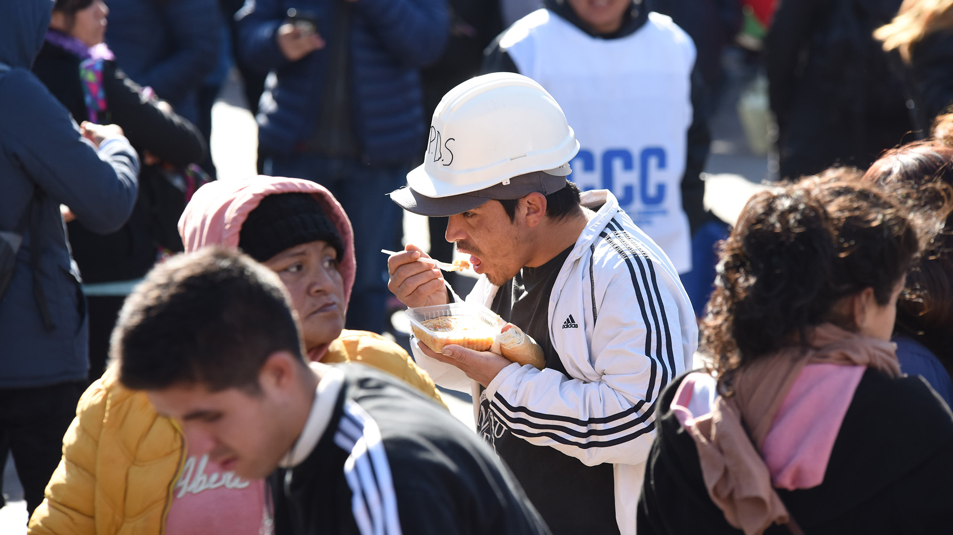 Una nueva jornada nacional de protestas y ollas populares se desarrolla en la Ciudad de Buenos Aires y otras localidades del interior, en reclamo por “la situación de hambre y exclusión que atraviesa el país”, según denunciaron las organizaciones sociales