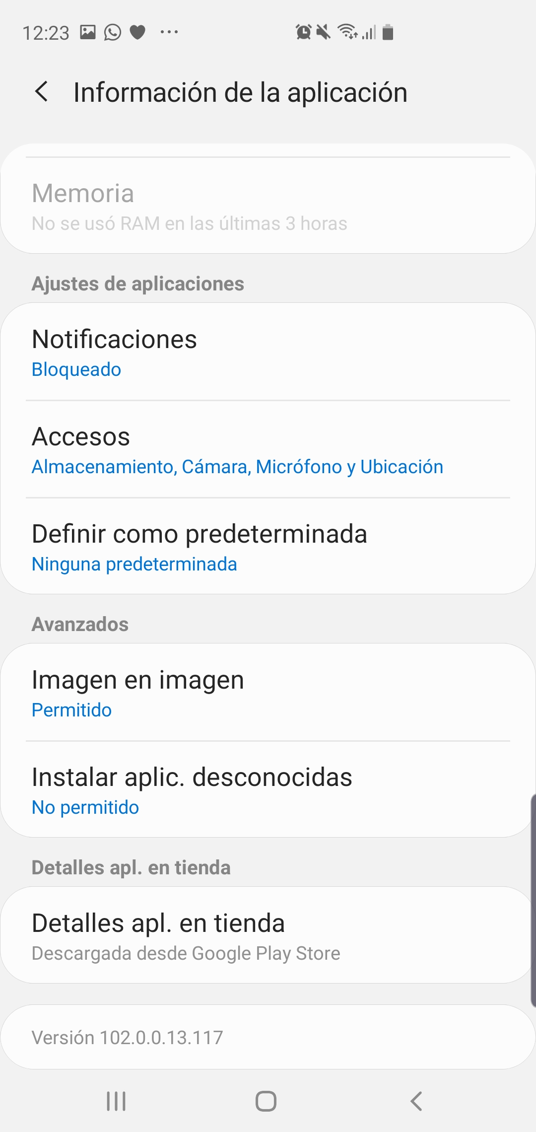 Dentro de Configuración/ Aplicaciones, se puede presionar dentro de cada app listada allí para ver a qué acceden