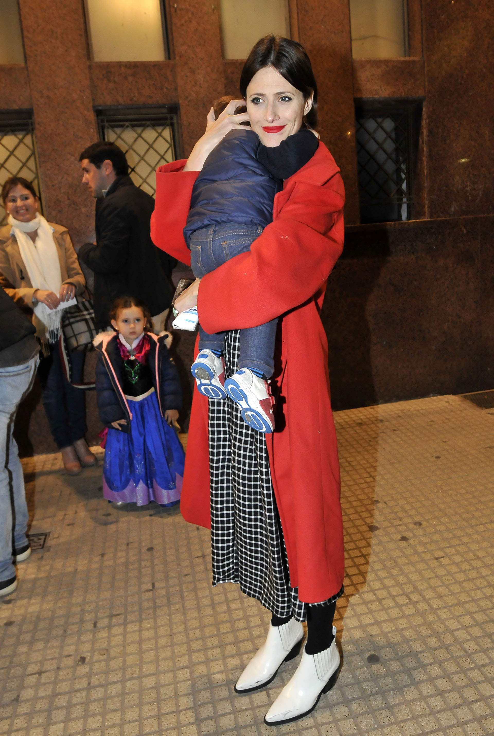 Mónica Antonopólus junto a su pequeño, Camilo