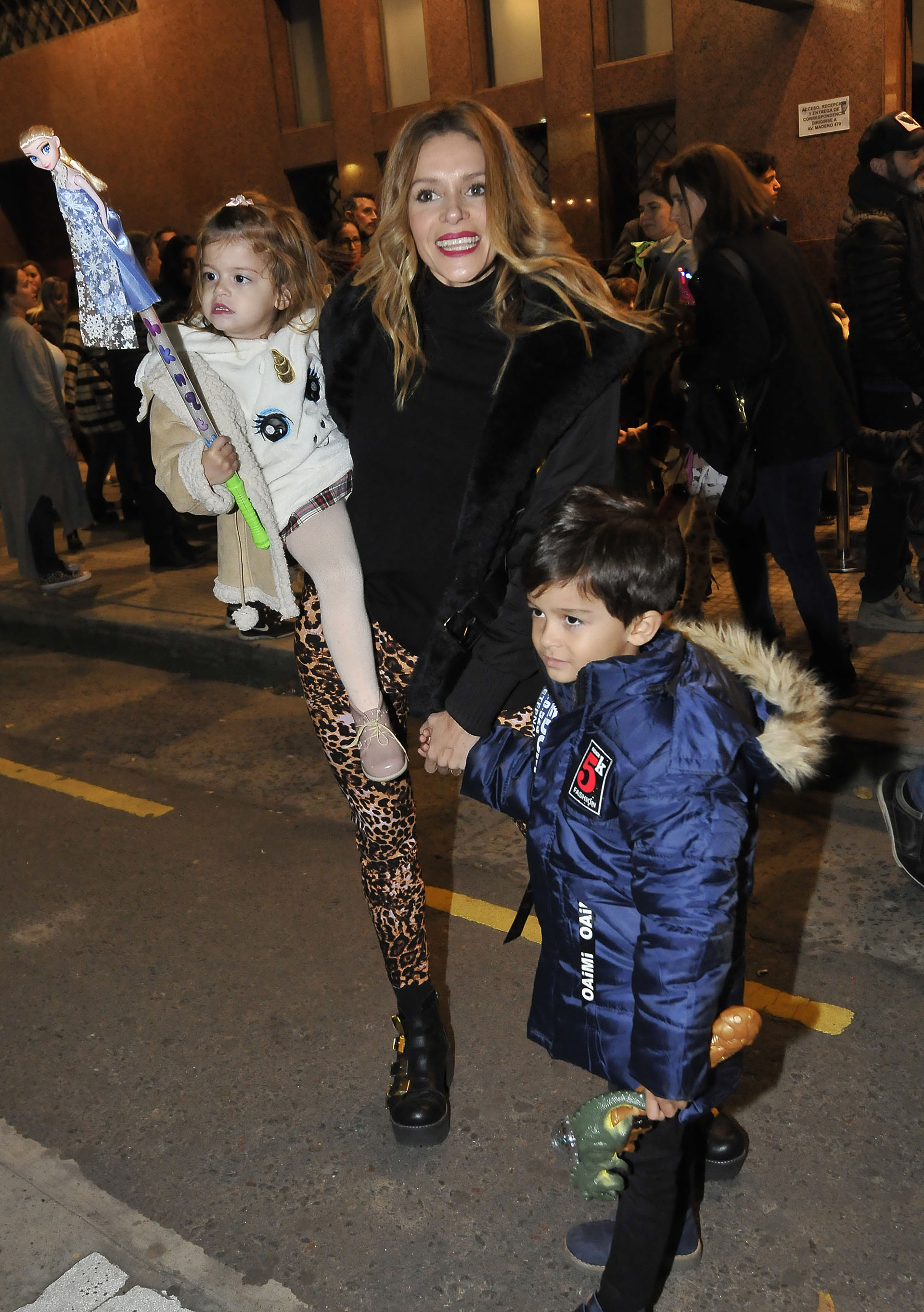 Vanina Escudero con Joaquina y Benicio, sus dos pequeños que comparte con su marido, Álvaro Navia