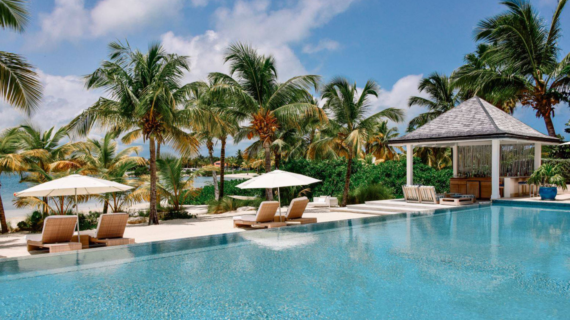 El resort cuenta con piletas infinitas y cinco restaurantes (@JumbyBayResort)