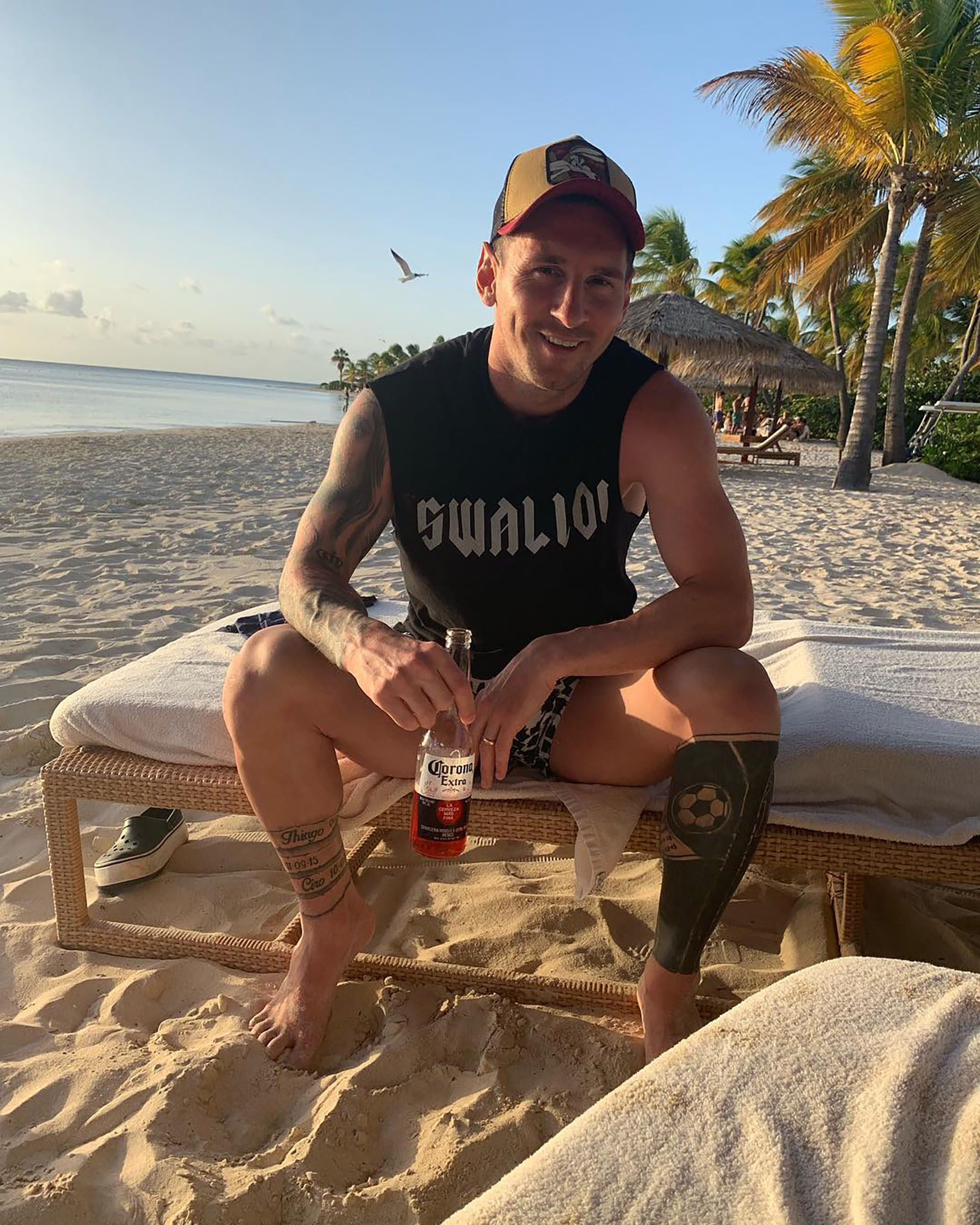 Lionel Messi disfruta de sus vacaciones con una cerveza en la mano (@antonelaroccuzzo)