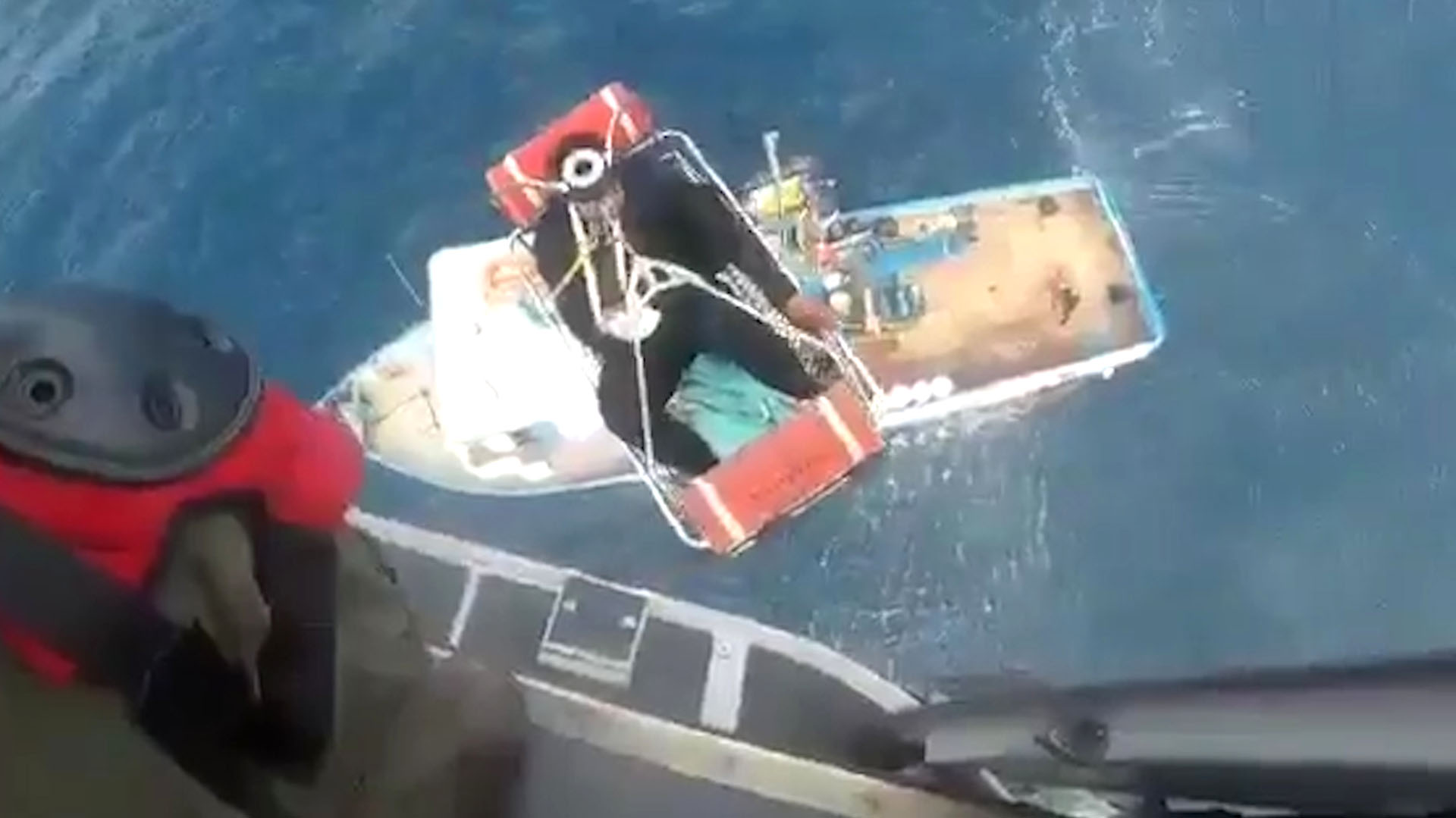 Image result for Marinos rescatan a 7 adultos y a un niÃ±o que naufragaron en aguas de Baja California