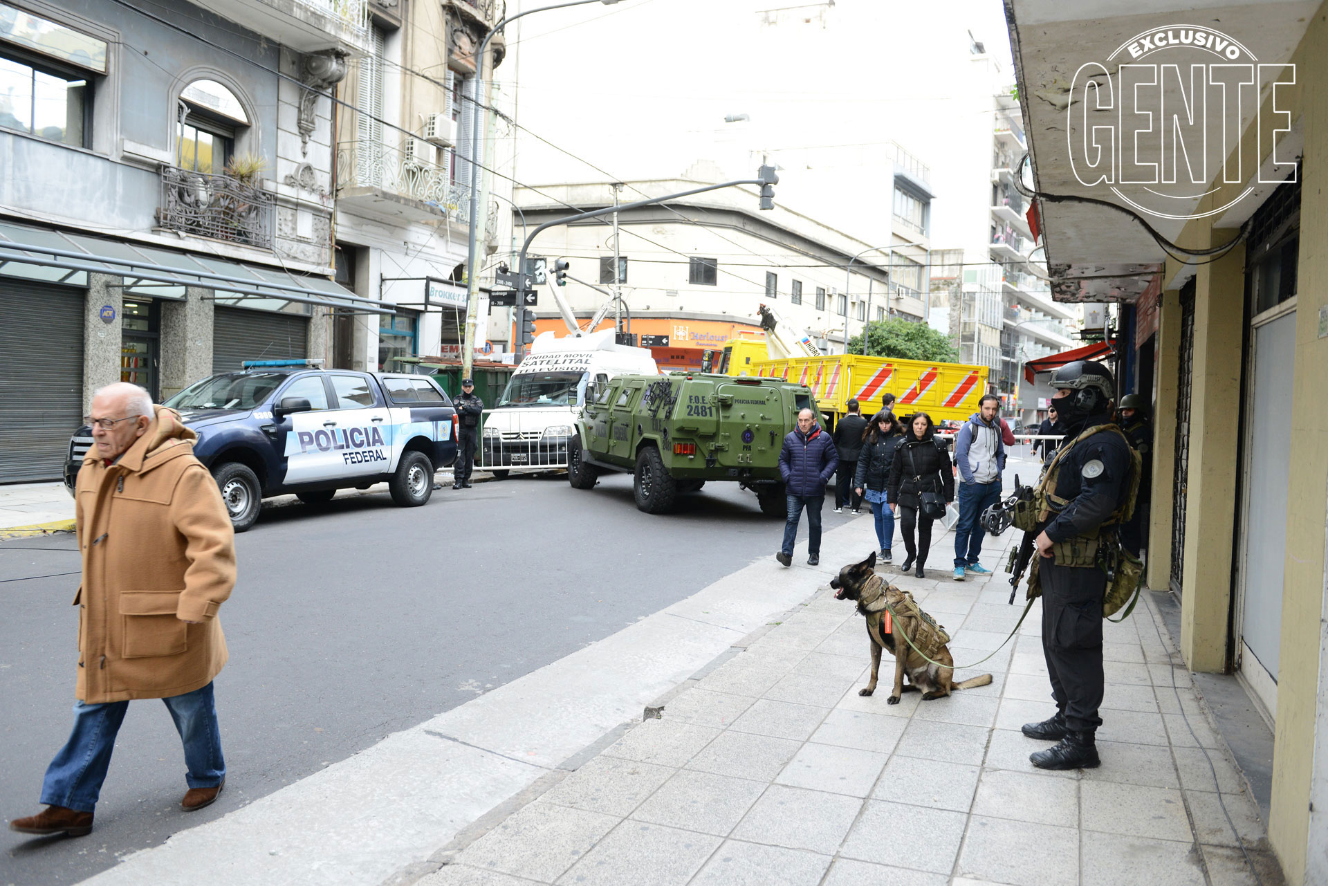 Un vehículo de Defensa Civil cruzado sobre la calle Pasteur. Foto: Julio César Ruiz/GENTE