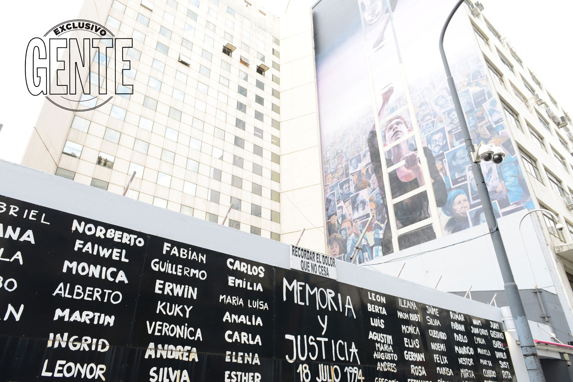 El edificio de la AMIA, que luce un mural conmemorativo por los 25 años del atentado a la AMIA. Foto: Julio César Ruiz/GENTE