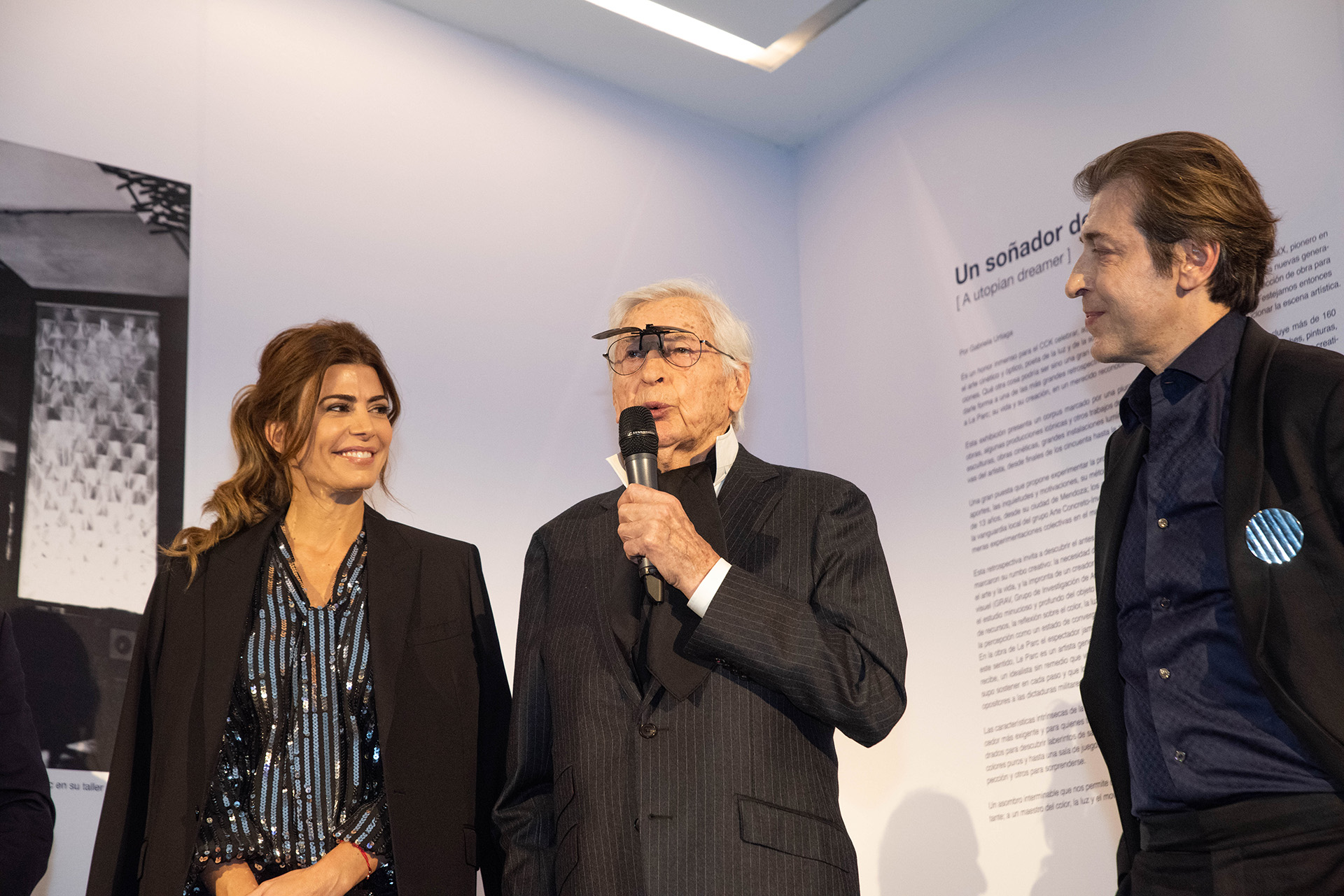 El artista de 90 años se dirigió a los invitados y luego realizó junto a ellos el recorrido a su gran muestra retrospectiva