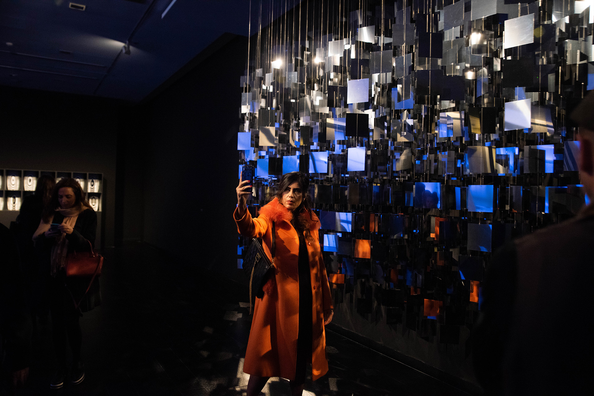 Nana Gallardo posa con la muestra del Julio Le Parc