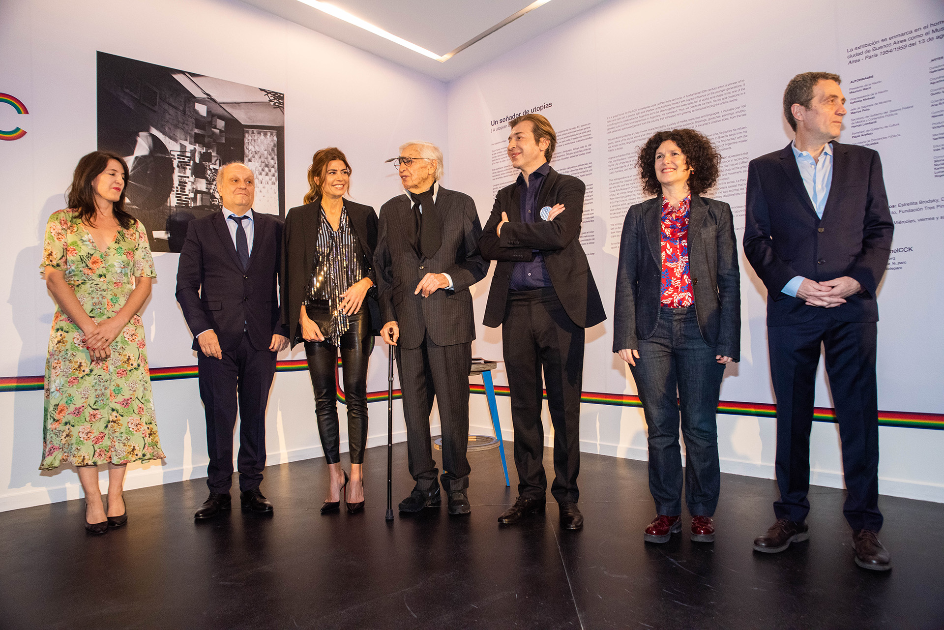 Previo al recorrido presentaron la muestra. De izquierda a derecha: Gabriela Urtiaga, curadora de la muestra; Hernán Lomardi, secretario de gobierno del Sistema Federal de Medios y Contenidos Públicos; Juliana Awada, Julio Le Parc, Yamil Le Parc, hijo del artista y director de Atelier Julio Le Parc; y Gabriela Ricardes, secretaria de Contenidos Públicos y Gustavo Mozzi