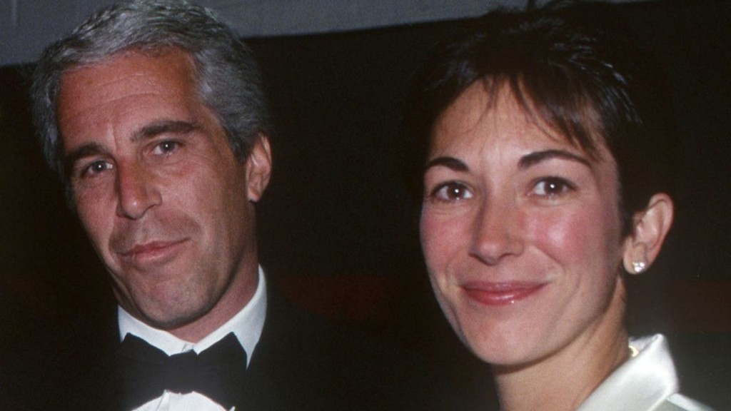 Jeffrey Epstein y Ghislaine Maxwell en 2005. Ella ayudó a administrar las casas de Epstein, facilitar sus relaciones sociales y reclutar masajistas