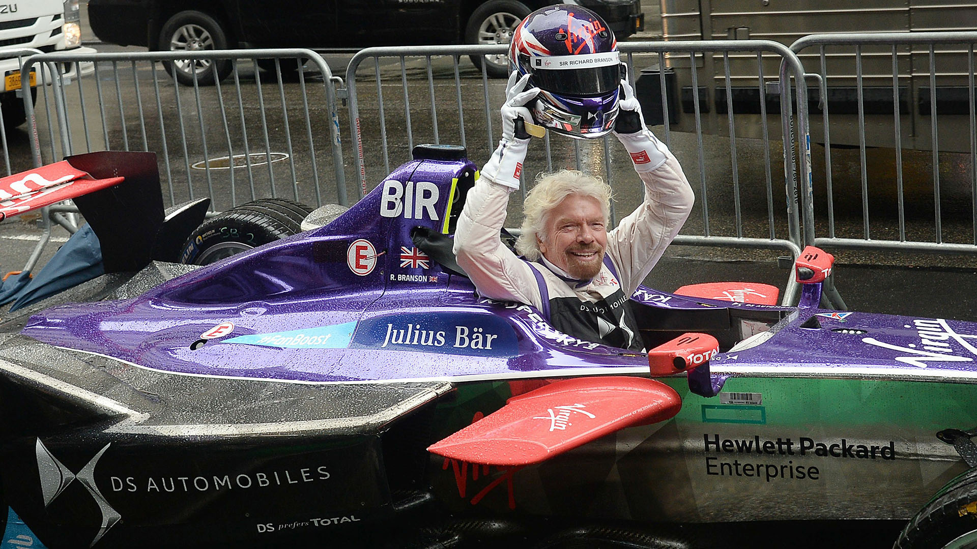 Sir Richard Branson a bordo de un automóvil de la escudería Virgin Racing de Fórmula E en Nueva York en julio de 2017 (Foto: Kristin Callahan/Ace/Shutterstock)