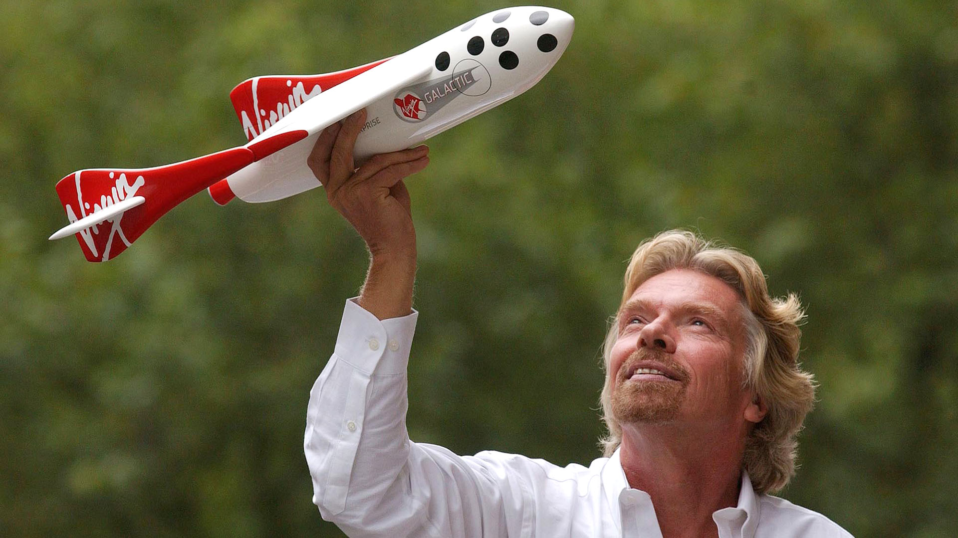 Branson en 2004, cuando anunció una inversión de USD 108 millones de dólares para desarrollar una nave espacial para ofrecer vuelos comerciales en 2007. A pesar de las demoras, la empresa asegura que los clientes que compraron un ticket no lo devolvieron (Foto: Andy Shaw/Bloomberg News)