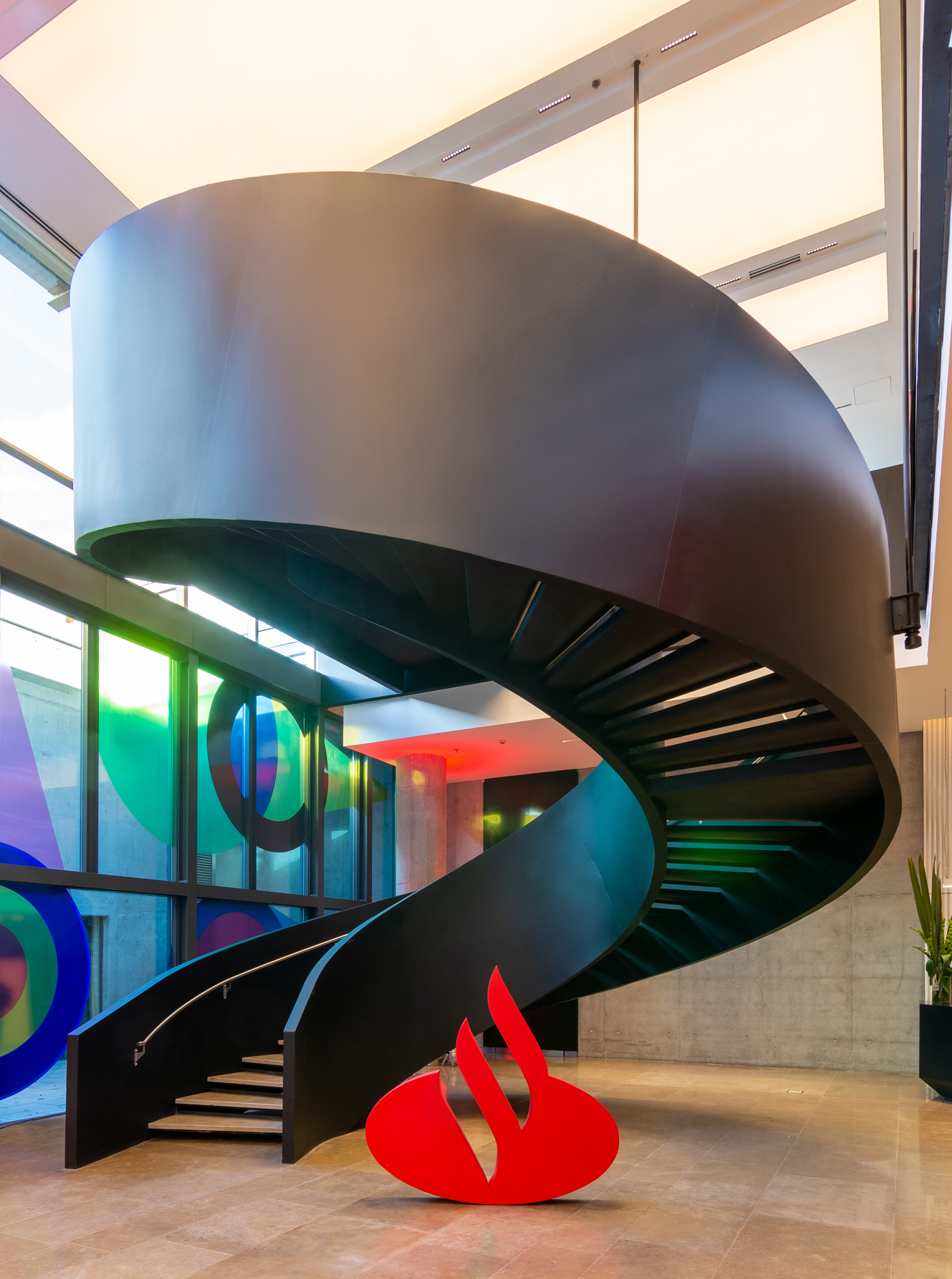 Escalera de acceso al primer piso, donde está ubicado el Work Café, de acceso público.