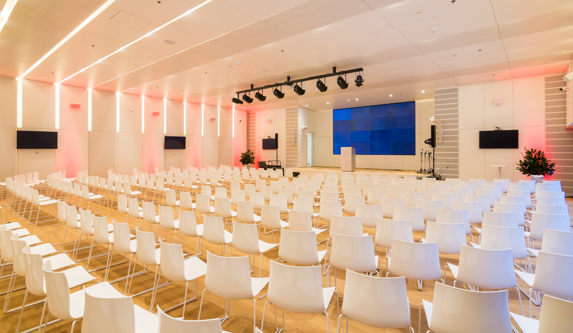 Centro de convenciones abierto a la comunidad con 300 asientos en forma de auditorio.