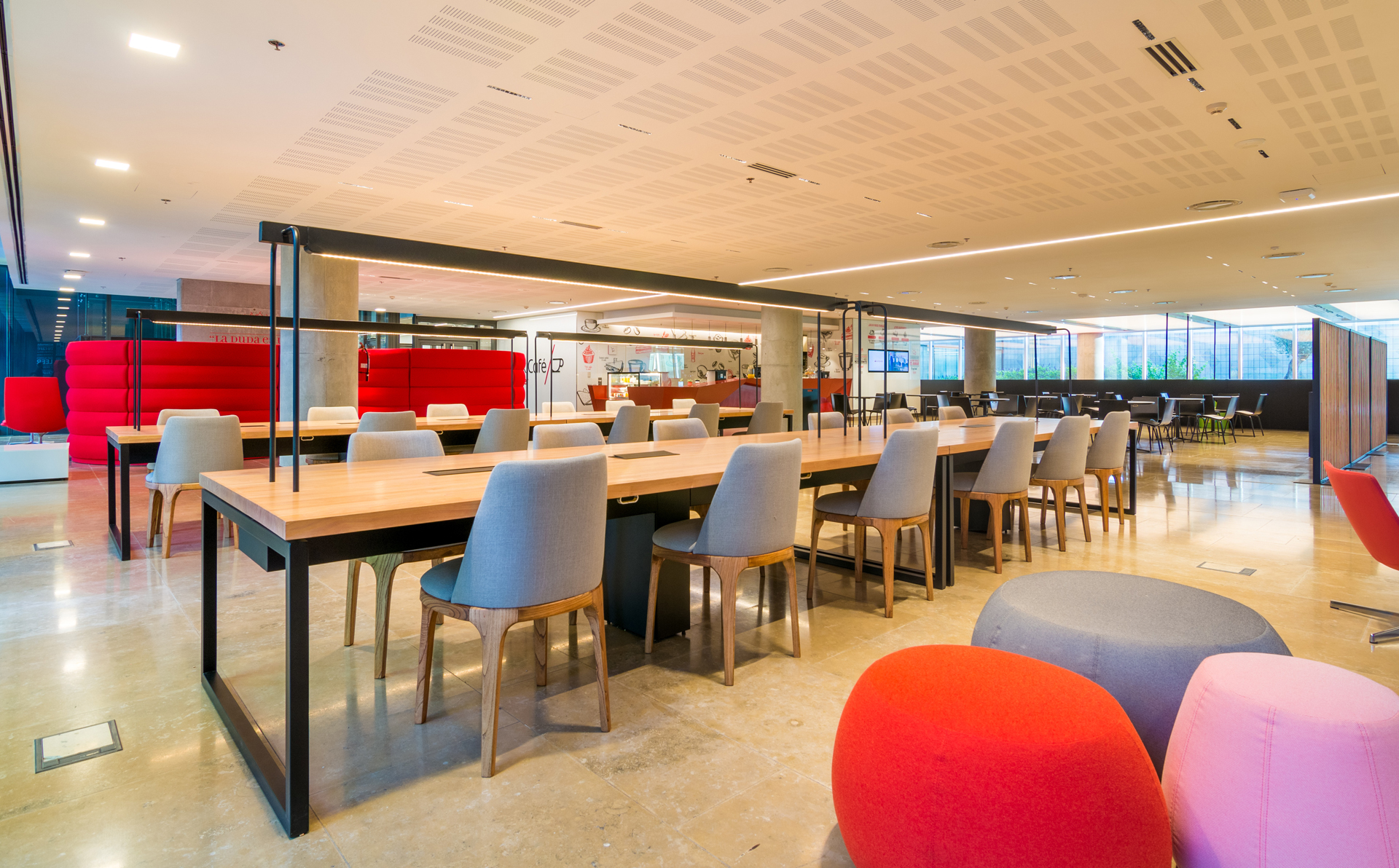 El edificio cuenta con espacios de co-working en el primer piso.