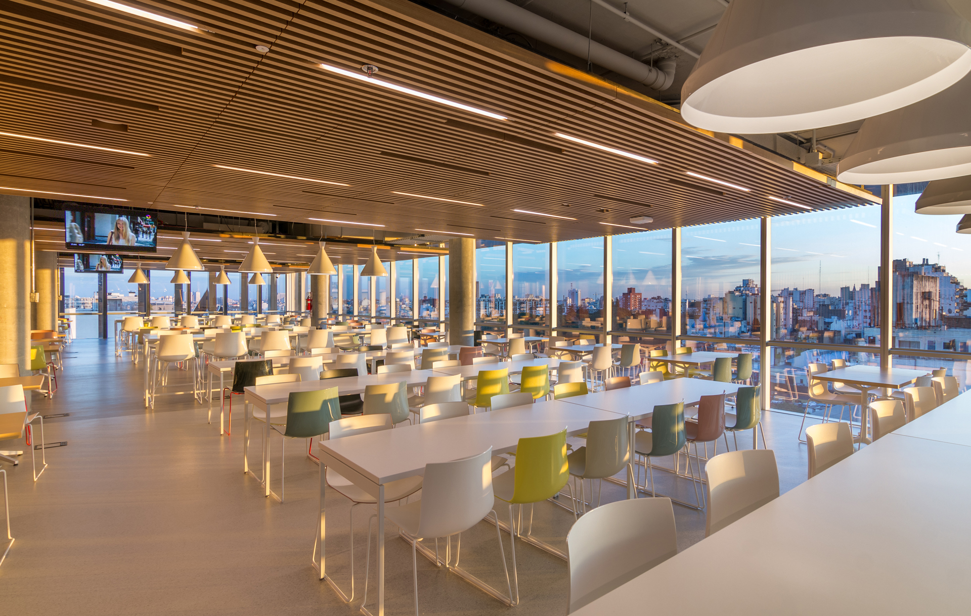 El comedor para empleados, ubicado en el piso once, tiene capacidad para 600 personas con una vista privilegiada de la ciudad.
