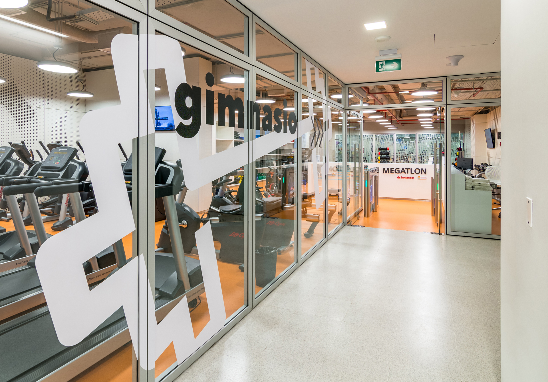 Los empleados cuentan con un gimnasio completo para el cuidado de su salud y el esparcimiento.