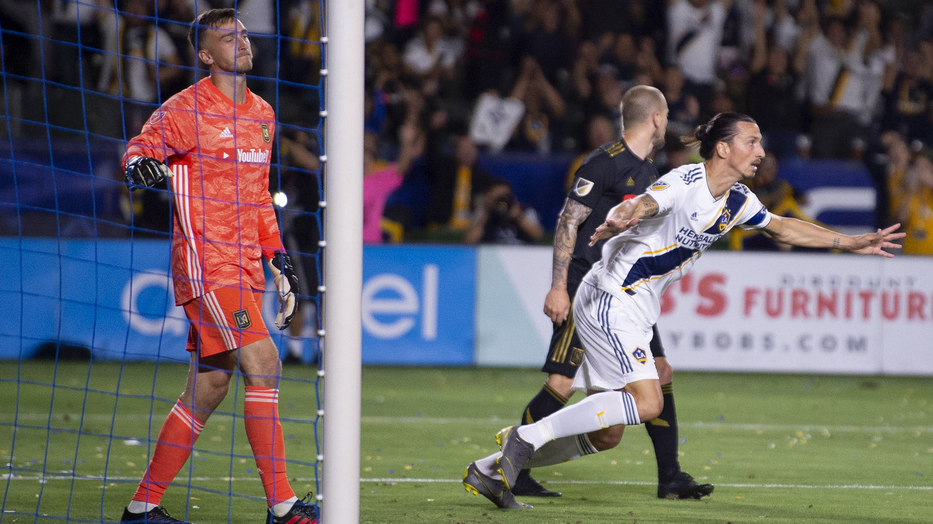Zlatan Ibrahimovic marcó tres goles en el clásico de Los Angeles (USA TODAY Sports)