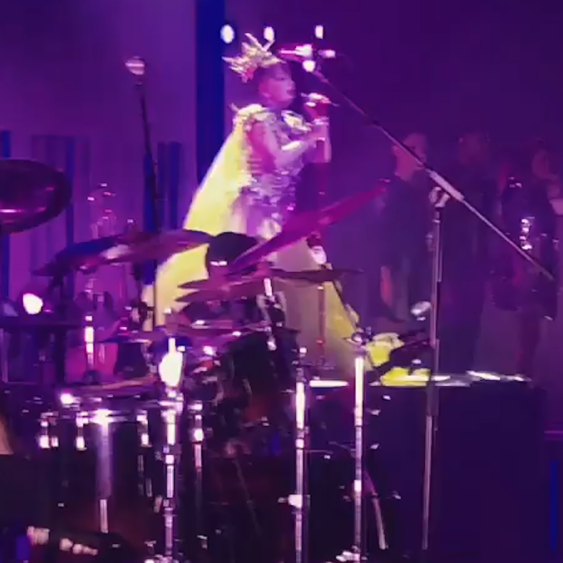 Alejandra Guzmán se quebró en concierto por su hija Frida Sofía