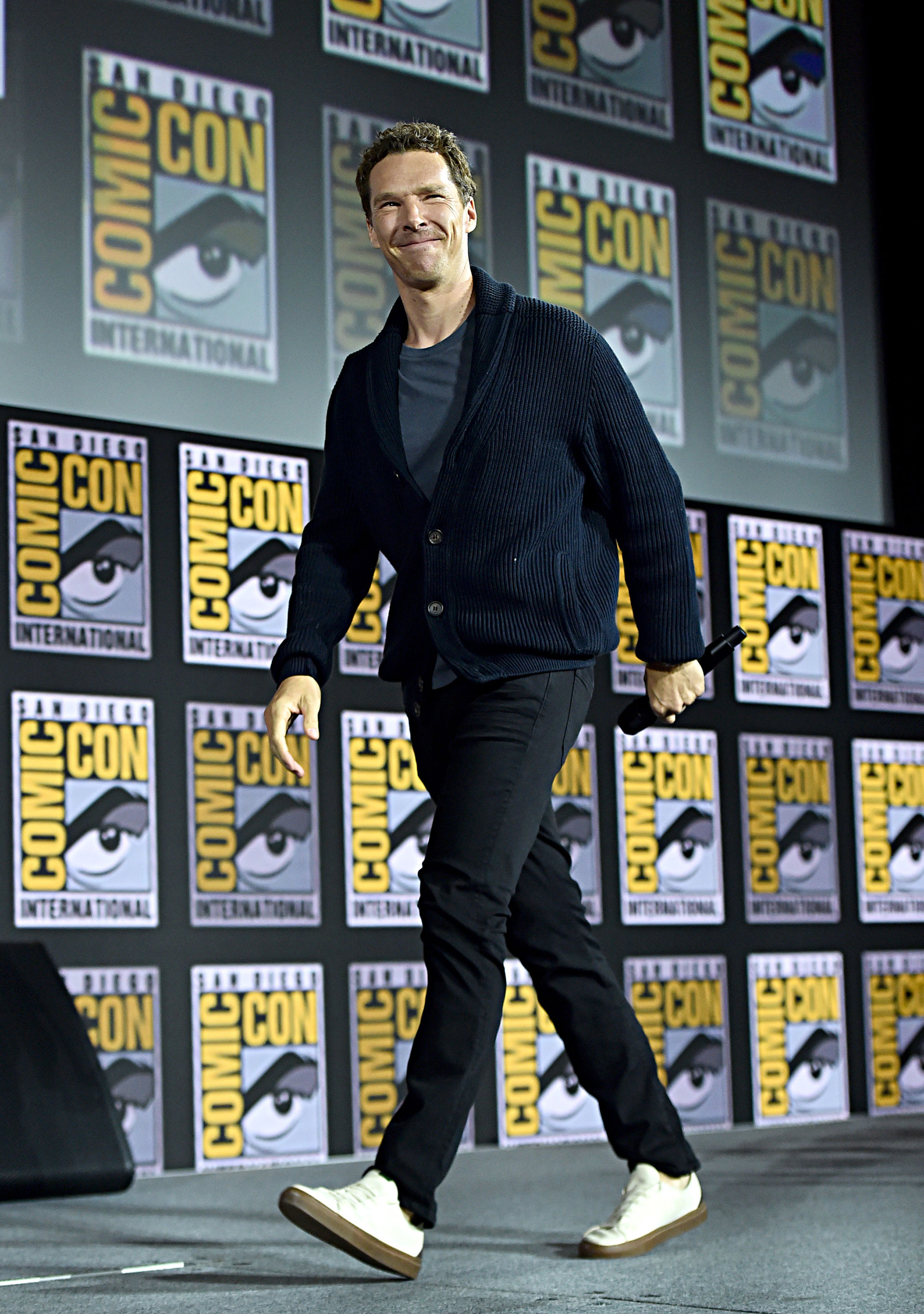 Benedict Cumberbatch dejó claro que azul, negro y blanco son compatibles.