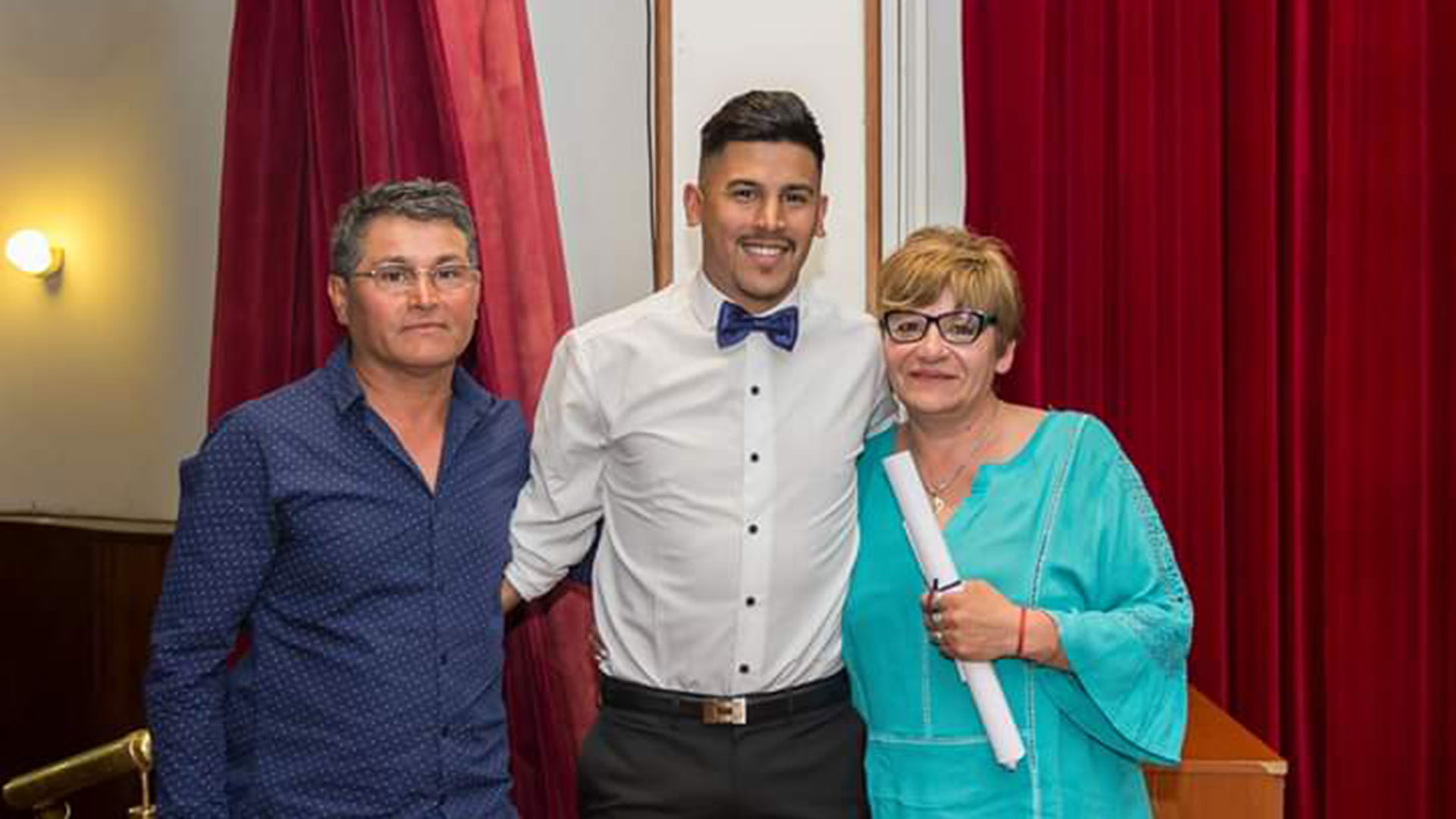 Christian con sus padres Cecilio y Marta en una graduación intermedia. “Con el título logré que ellos estén contentos y que se sientan orgullosos de mí. Esa es la parte impagable de todo esto”, valoró
