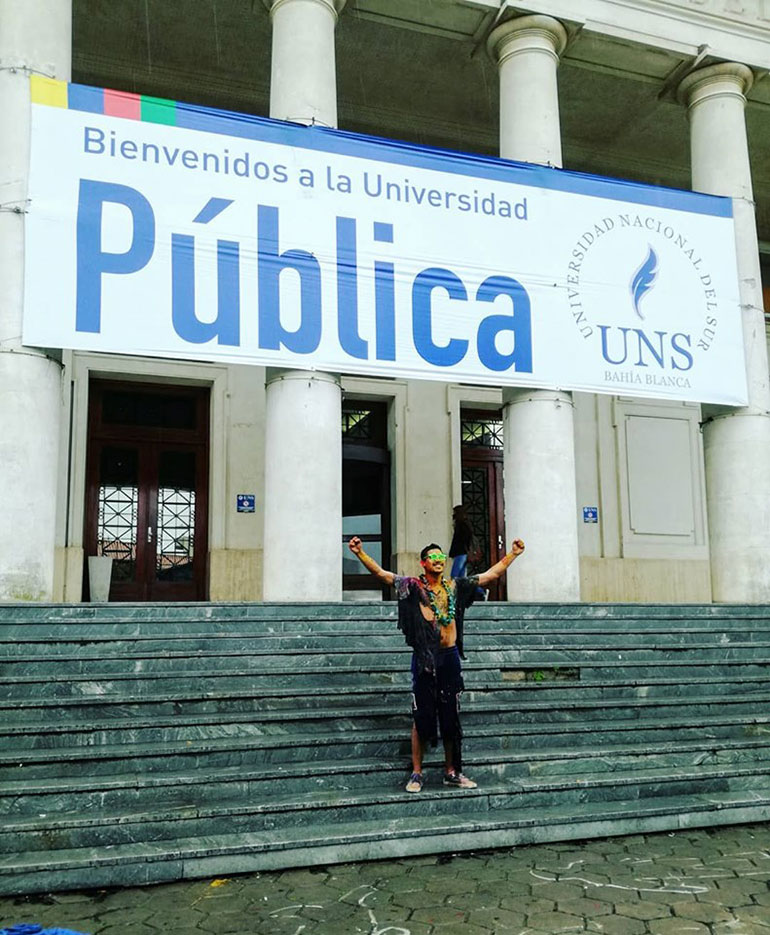 Christian Amarilla en las escalinatas de la universidad, después de haberse graduado en la carrera de licenciatura en química. Ahora se postuló a una beca doctoral