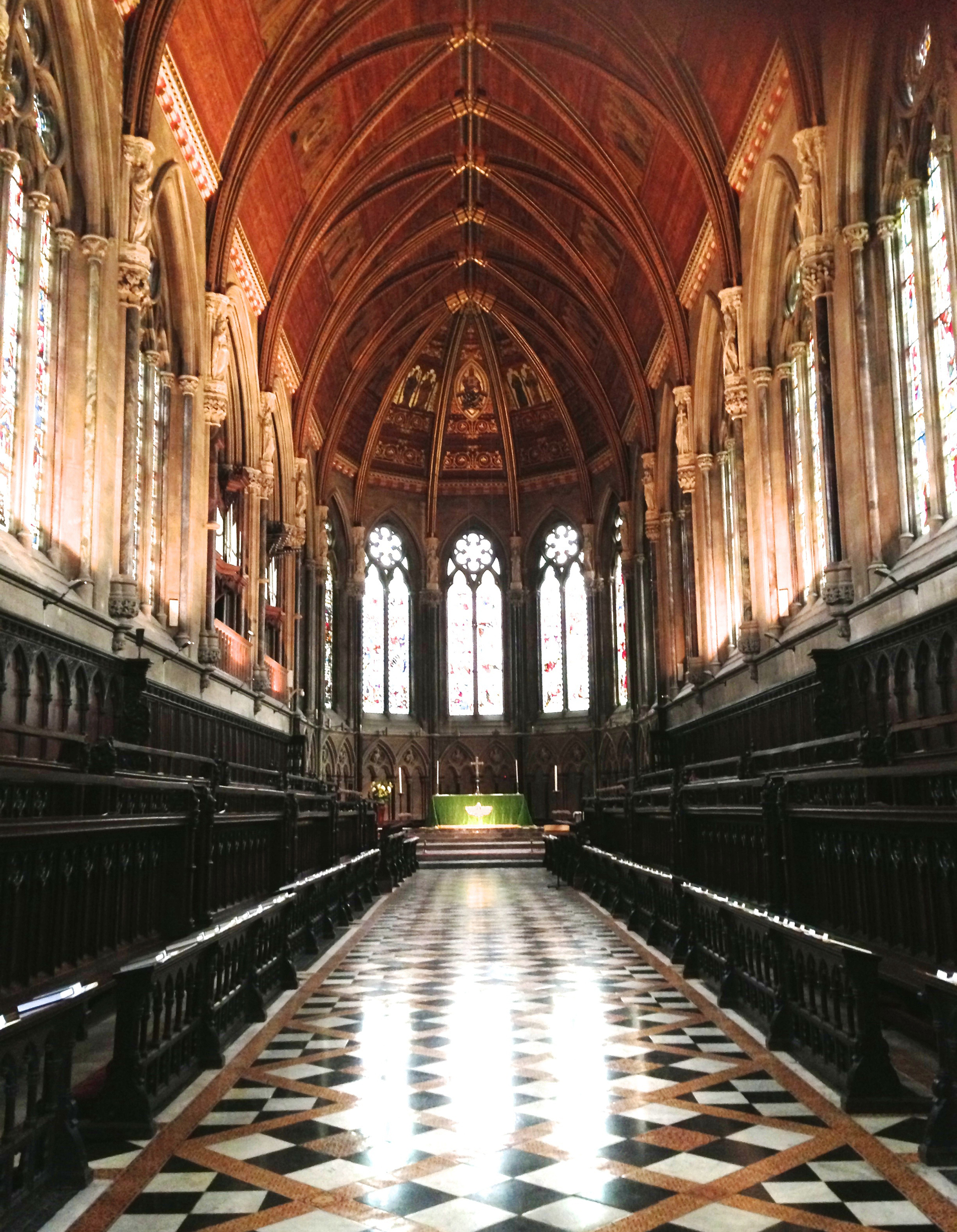 La mayoría de los visitantes se detienen en King’s College, Trinity College y St. John’s College (Universidad de Cambridge)