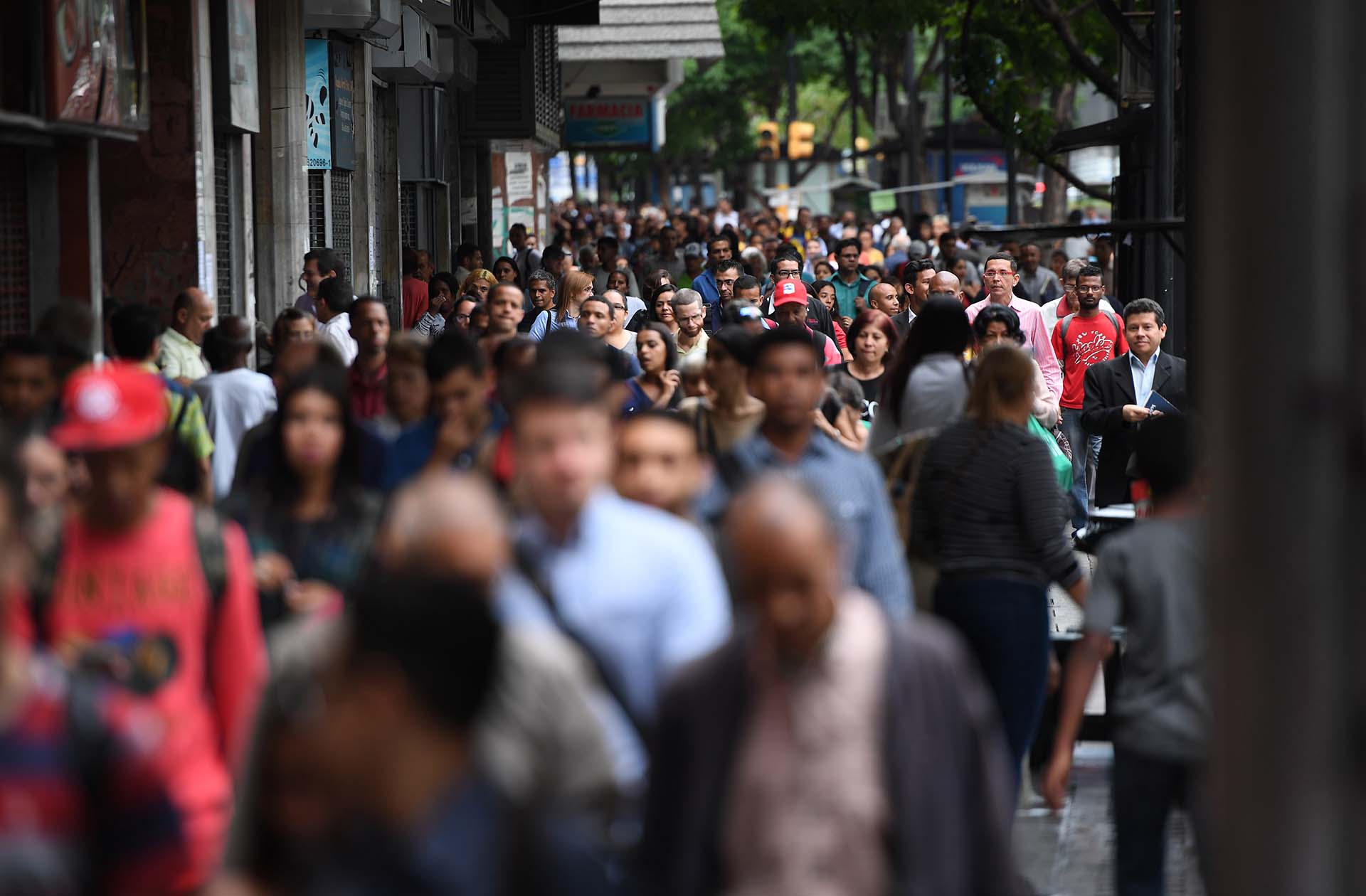 El metro de Caracas dejó de funcionar por el corre, y miles de venezolanos se vieron obligados a volver a sus casas a pie