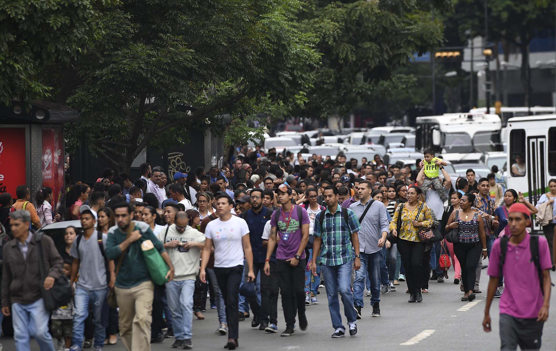 Las calles se llenaron de personas que no pudieron utilizar el metro