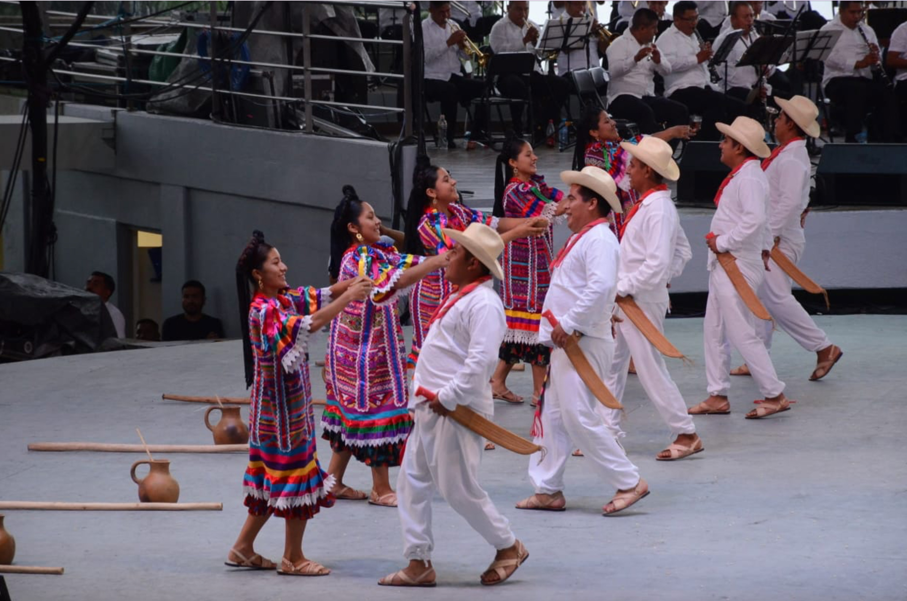 En este primer Lunes del Cerro se calcularon alrededor de quince mil asistentes que disfrutaron de los bailes tradicionales de cada región. (FOTO: ESTACIÓN FOTO /CUARTOSCURO)