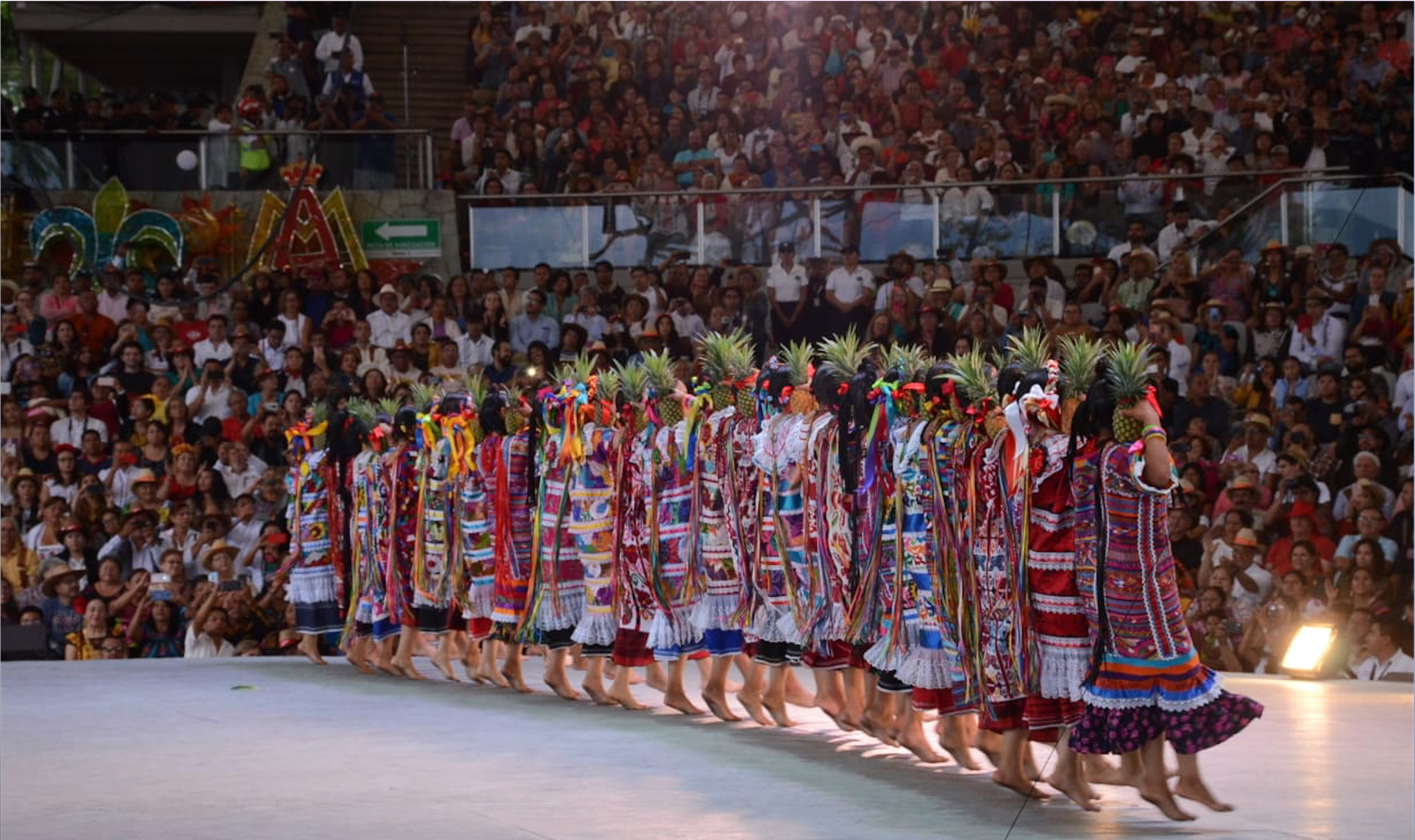 Teniendo como sede la Unidad Deportiva de Santa María Ixcotel, el turismo local, nacional y extranjero pudo disfrutar de los bailes, jarabes, sones y chilenas de las diferentes regiones, quienes se expresan con la danza sus costumbres y tradiciones (FOTO: ESTACIÓN FOTO /CUARTOSCURO)