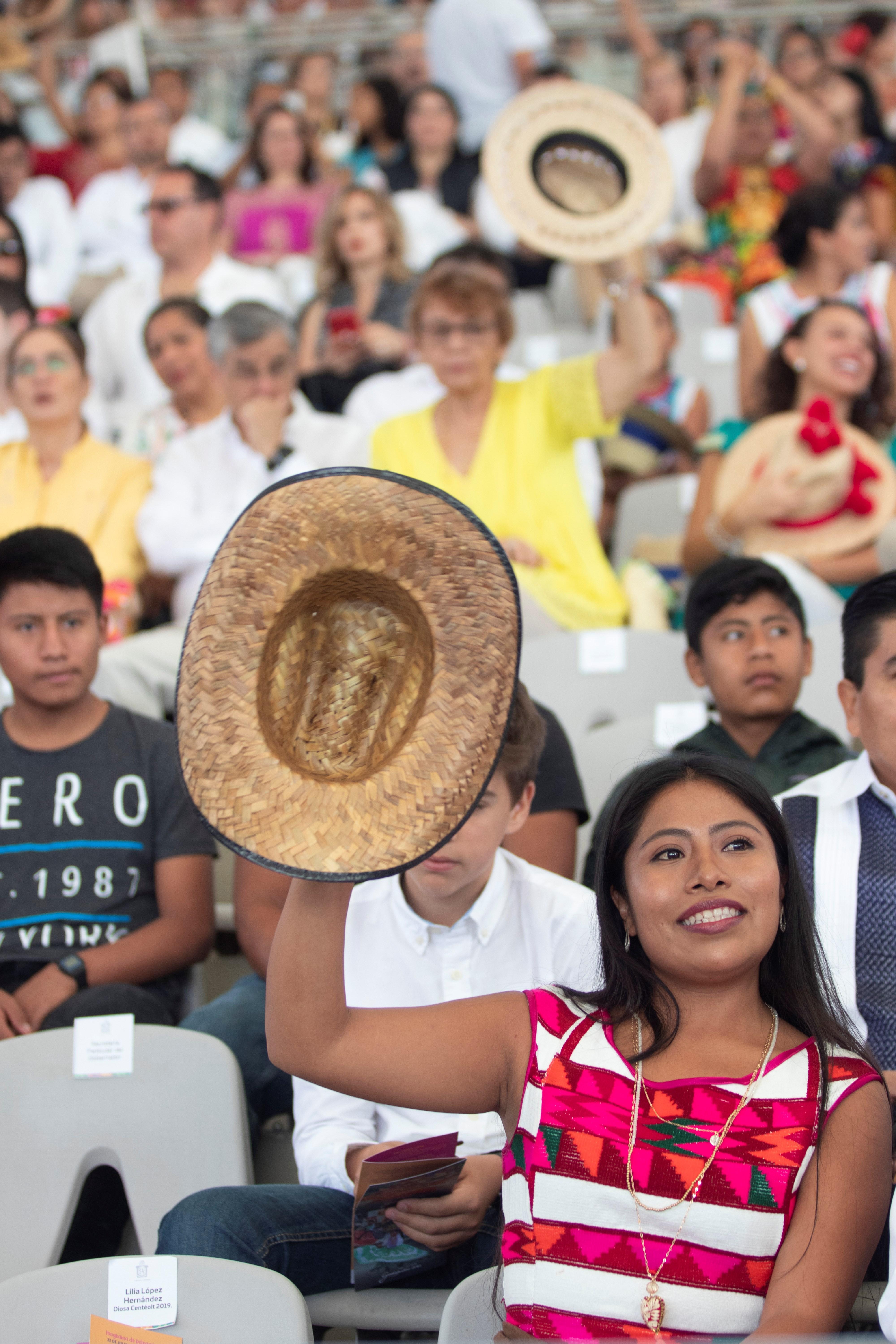 La actriz mexicana Yalitza Aparicio saluda hoy, lunes durante la apertura de las celebraciones de la Guelaguetza, una fiesta tradicional del estado de Oaxaca (México). (Foto EFE/María Alferez)