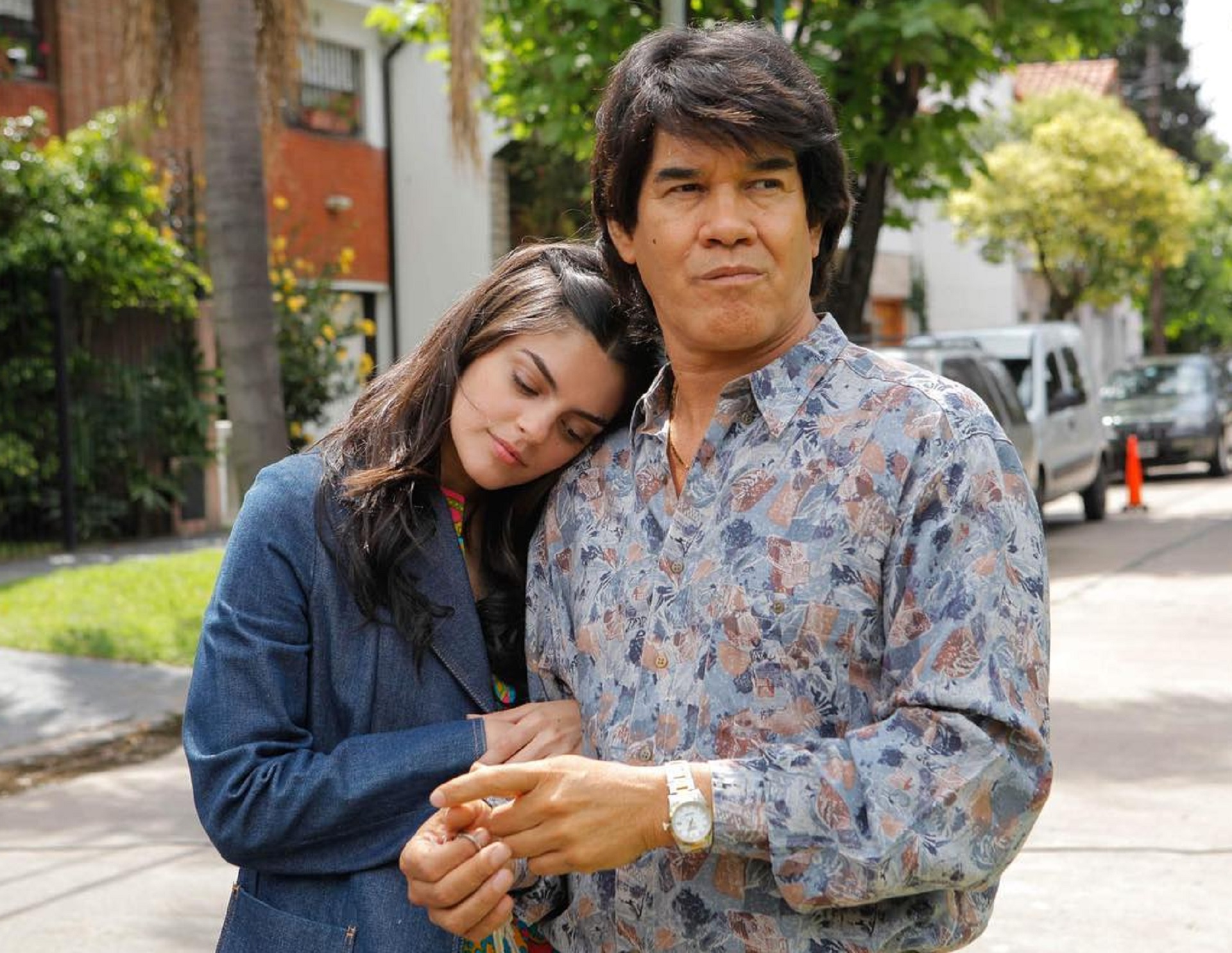 Cumelén Sanz junto a Jorge Román, el actor que interpretó a Carlos Monzón de grande en la serie (Crédito: Alina Schwarcz)