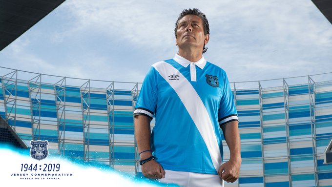 El chileno Carlos “Búfalo” Poblete modela el uniforme conmemorativo de Puebla (Foto: Twitter @ClubPueblaMX)