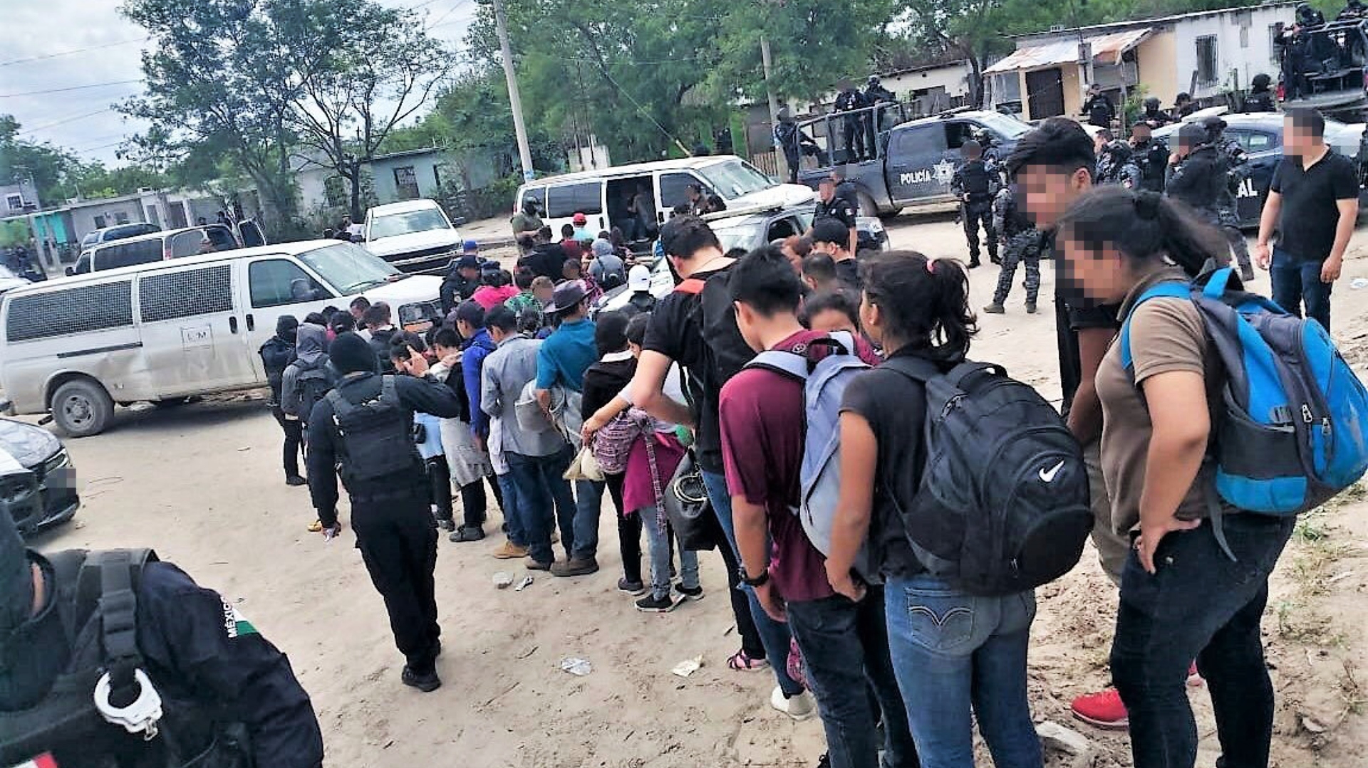 Elementos de la Policía Federal y estatal rescataron a 125 migrantes durante operativos conjuntos. (FOTO: ESPECIAL /CUARTOSCURO)