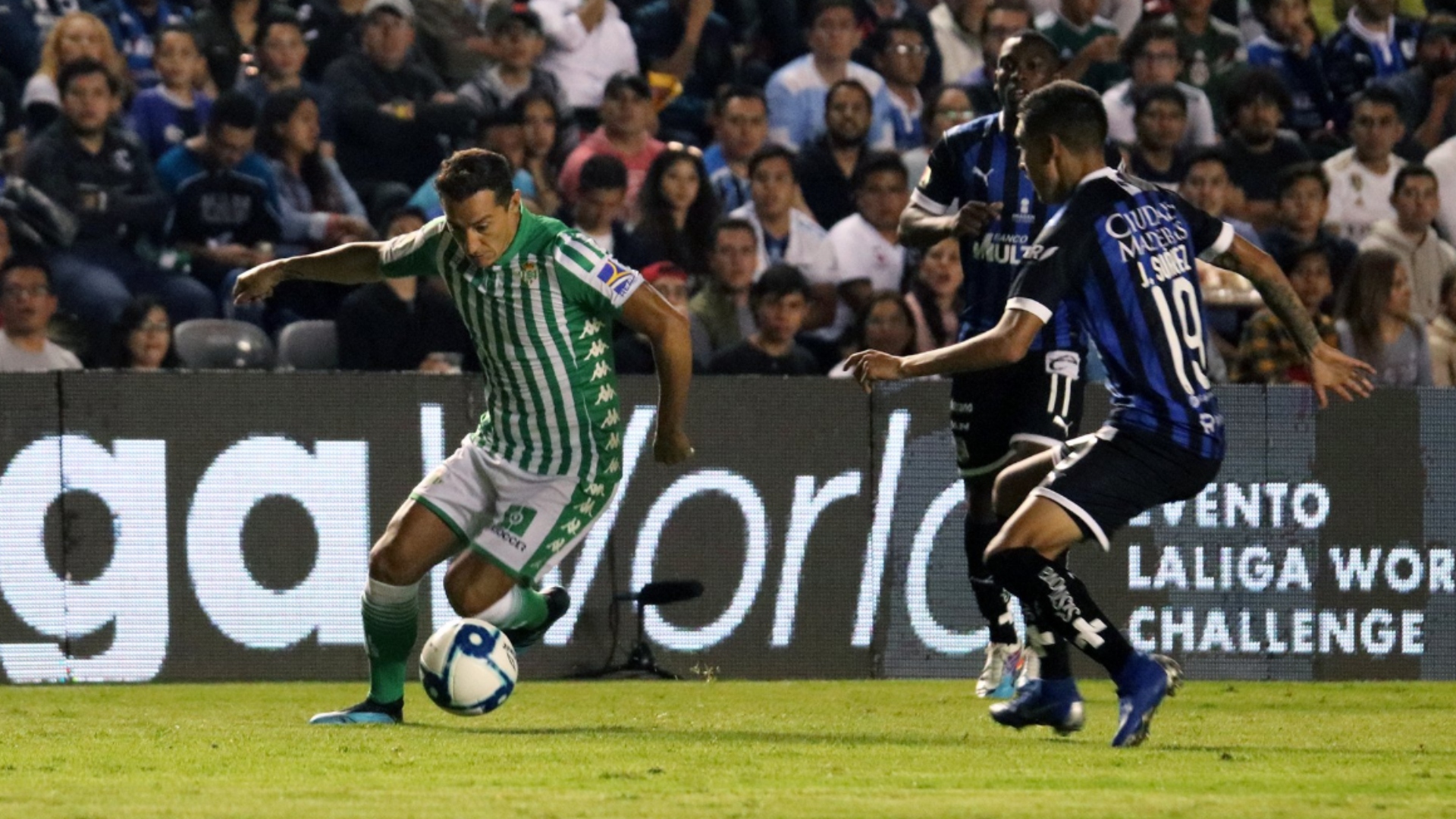 Guardado jugó 15 minutos pero fue ovacionado por la afición queretana (Foto: Twitter)