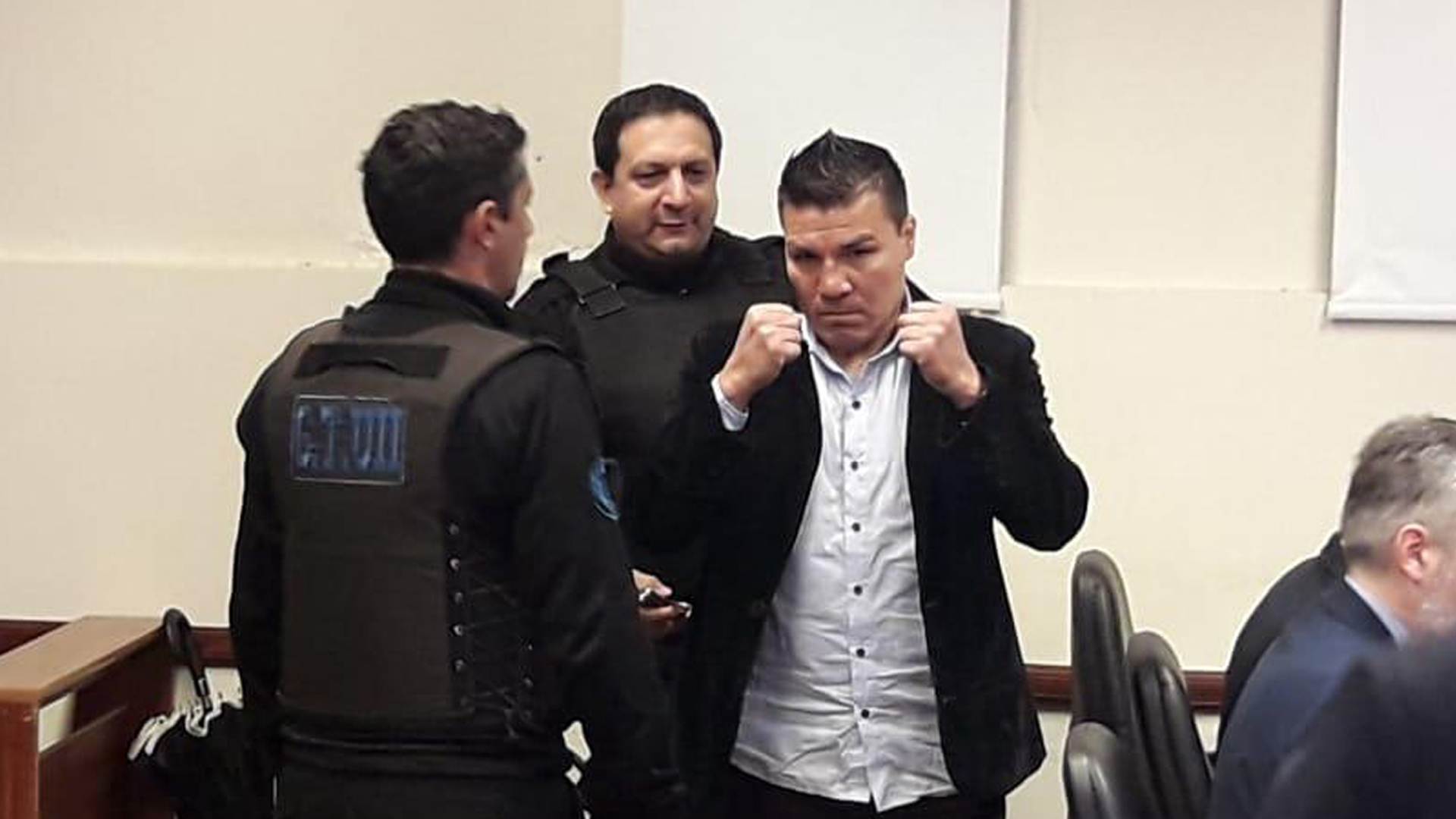 Carlos “Tata” Baldomir ingresó a la sala del juicio en su contra con gestos amenazantes hacia la prensa (@javisfarias)